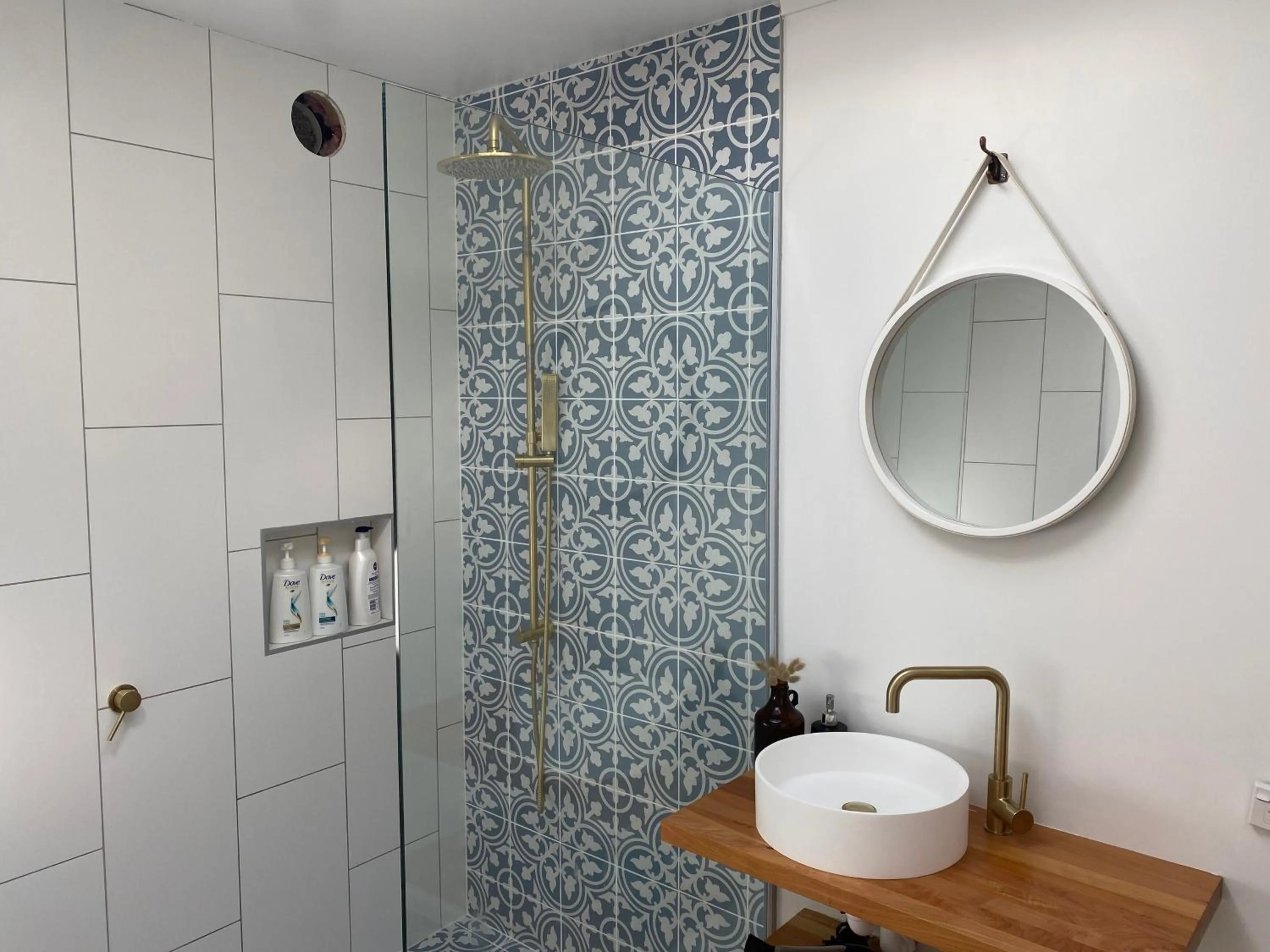 Shower in The Black Pearl, Waiheke Island