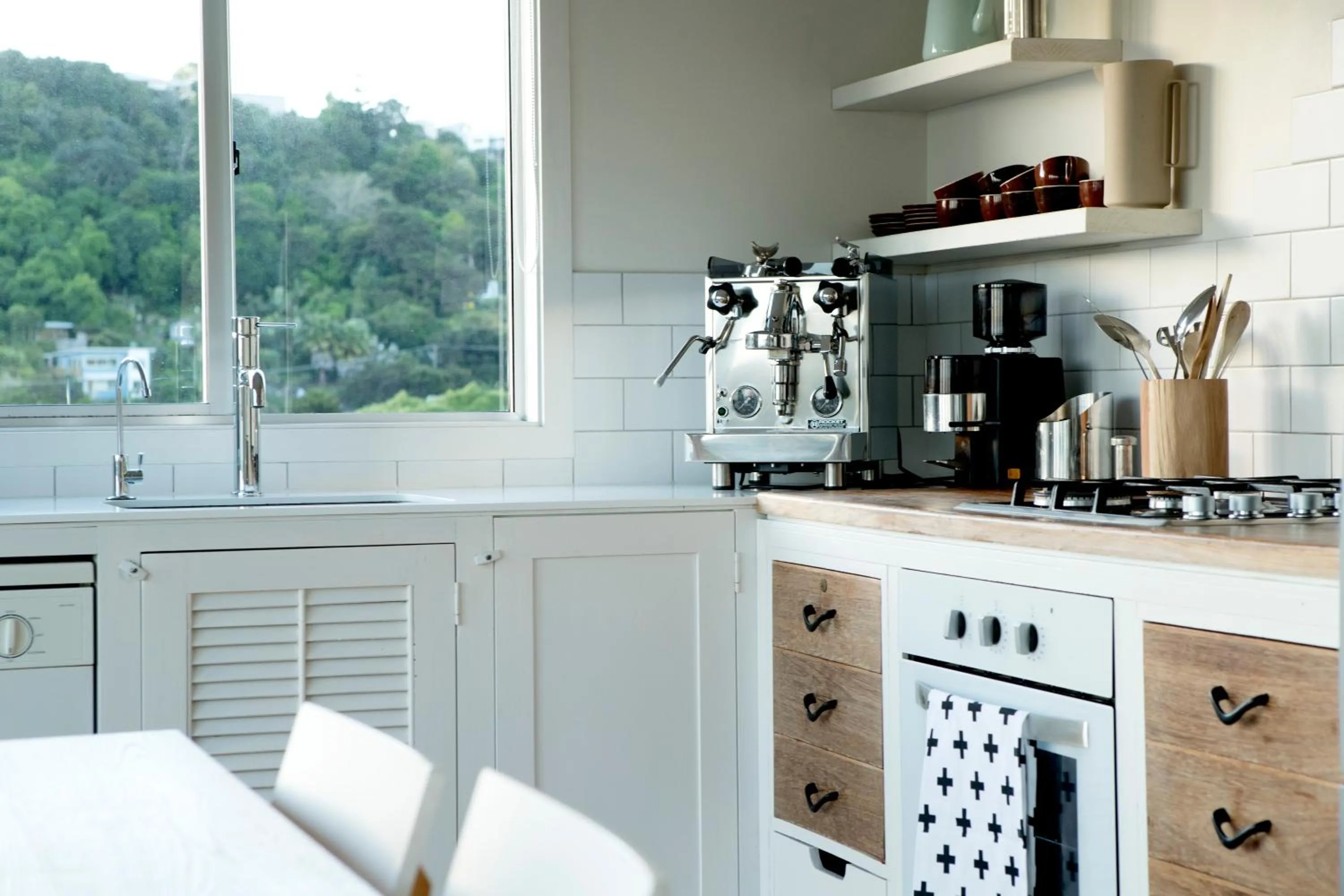 Kitchen or kitchenette in The Black Pearl, Waiheke Island