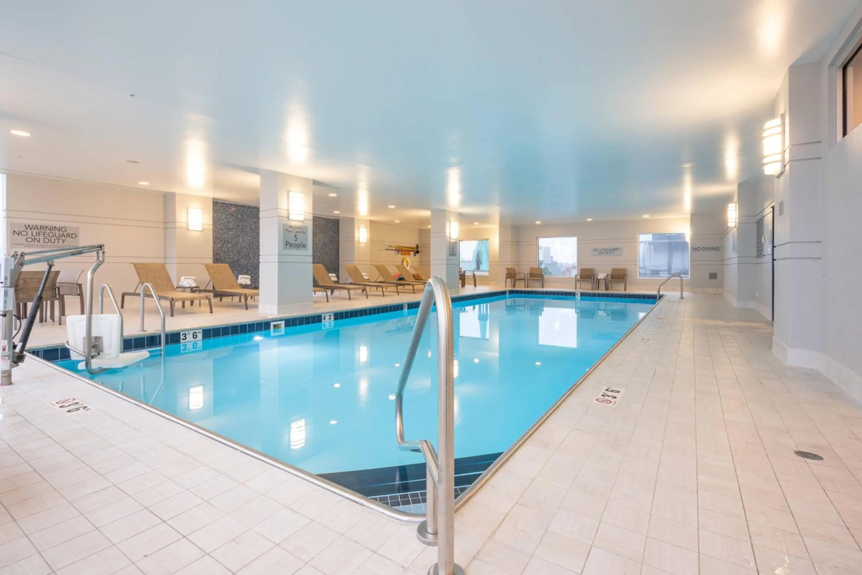 Swimming pool in Louisville Marriott Downtown