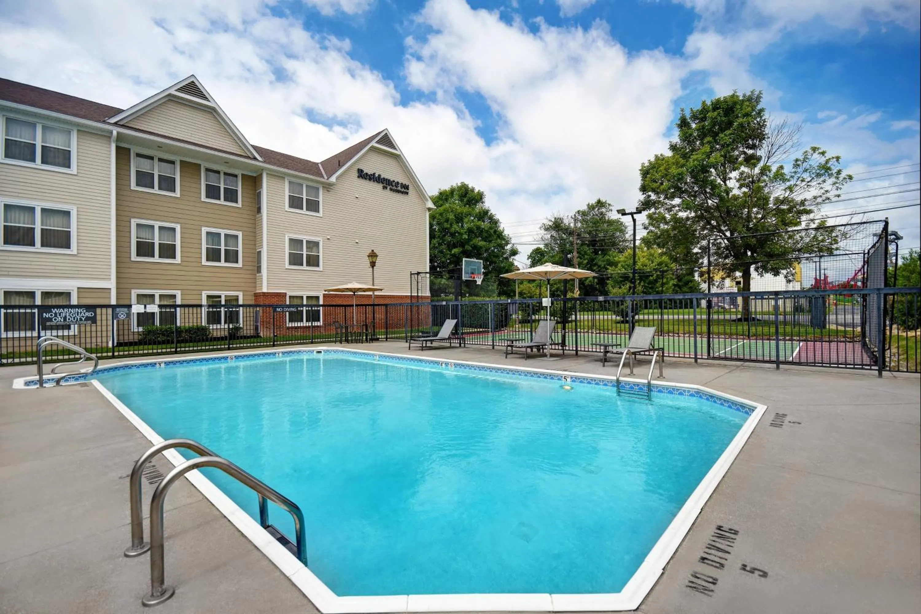 Swimming pool in Residence Inn Louisville Airport