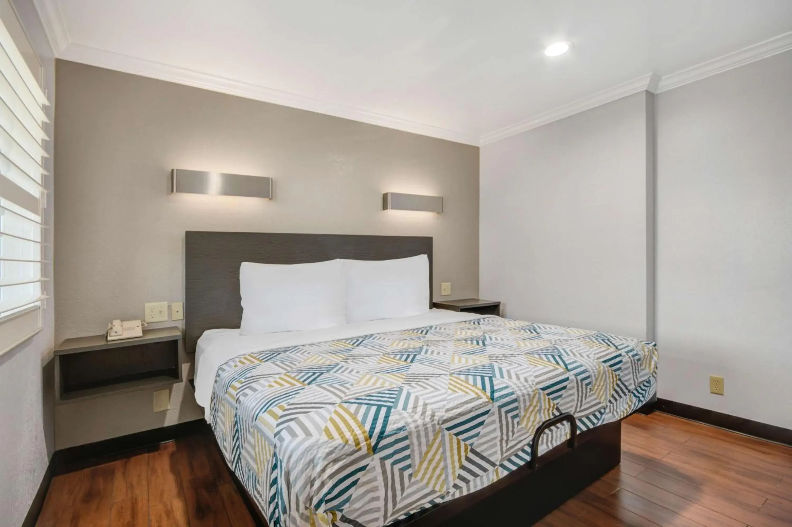 Deluxe King Room - single occupancy - Non-Smoking in Motel 6 Ontario CA Convention Center Airport Deluxe King Room - single occupancy - Non-Smoking in Motel 6 Ontario CA Convention Center Airport