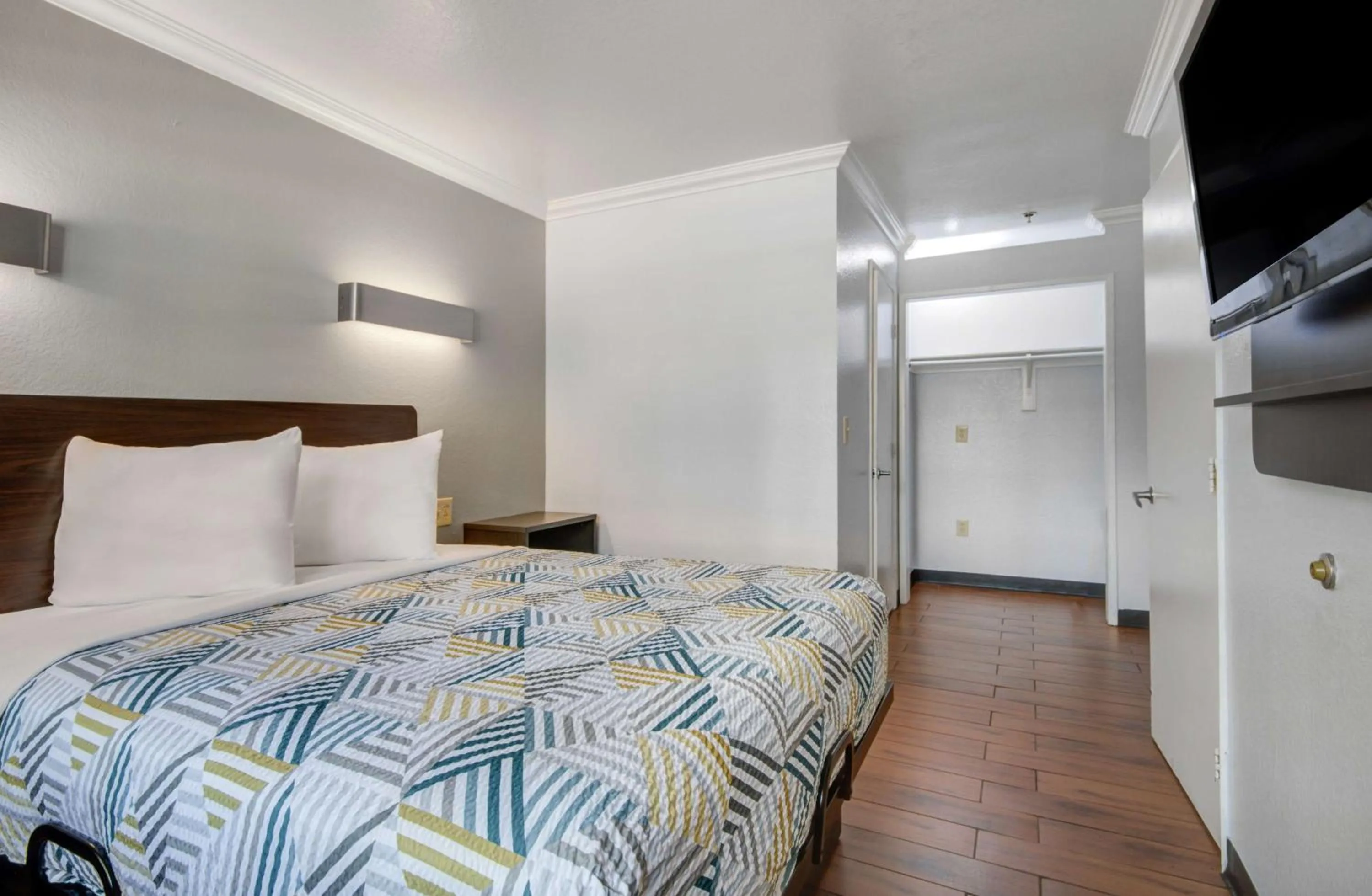 Bedroom, Bed in Motel 6 Ontario, CA  Convention Center-Airport