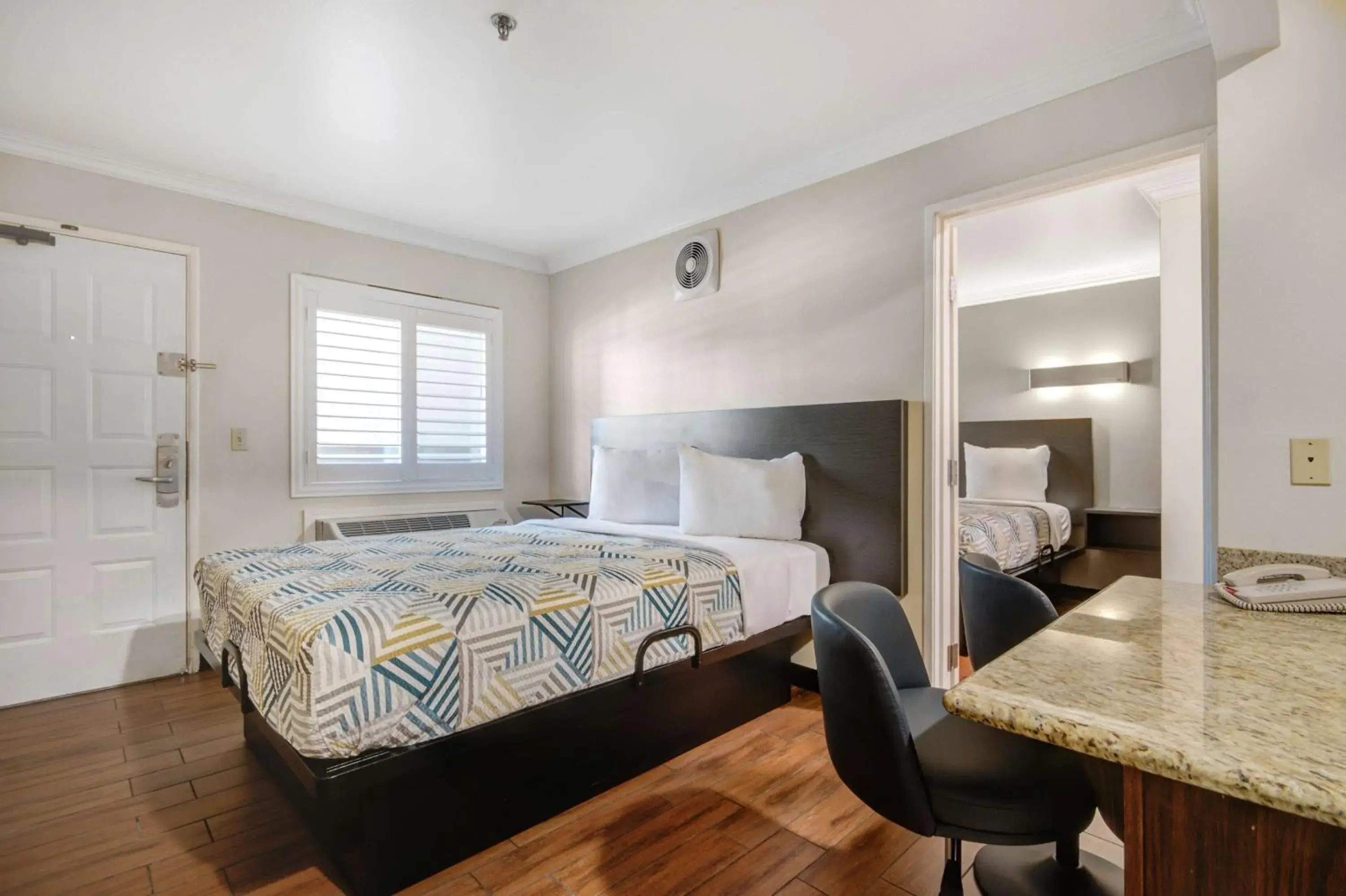 Triple Room - single occupancy - Non-Smoking in Motel 6 Ontario CA Convention Center Airport Triple Room - single occupancy - Non-Smoking in Motel 6 Ontario CA Convention Center Airport