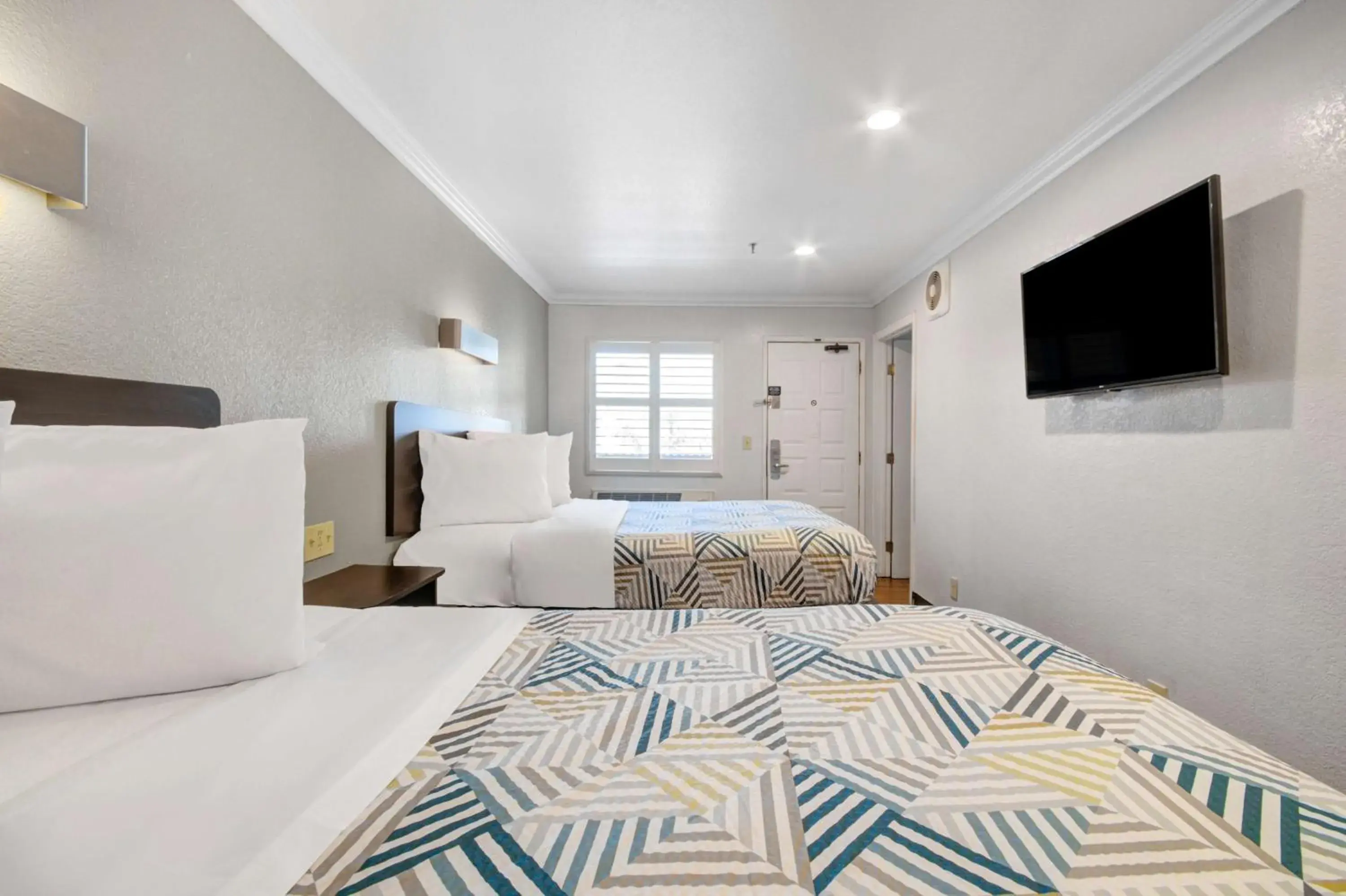 Queen Room with Two Queen Beds - Disability Access - Non-Smoking in Motel 6 Ontario CA Convention Center Airport Queen Room with Two Queen Beds - Disability Access - Non-Smoking in Motel 6 Ontario CA Convention Center Airport