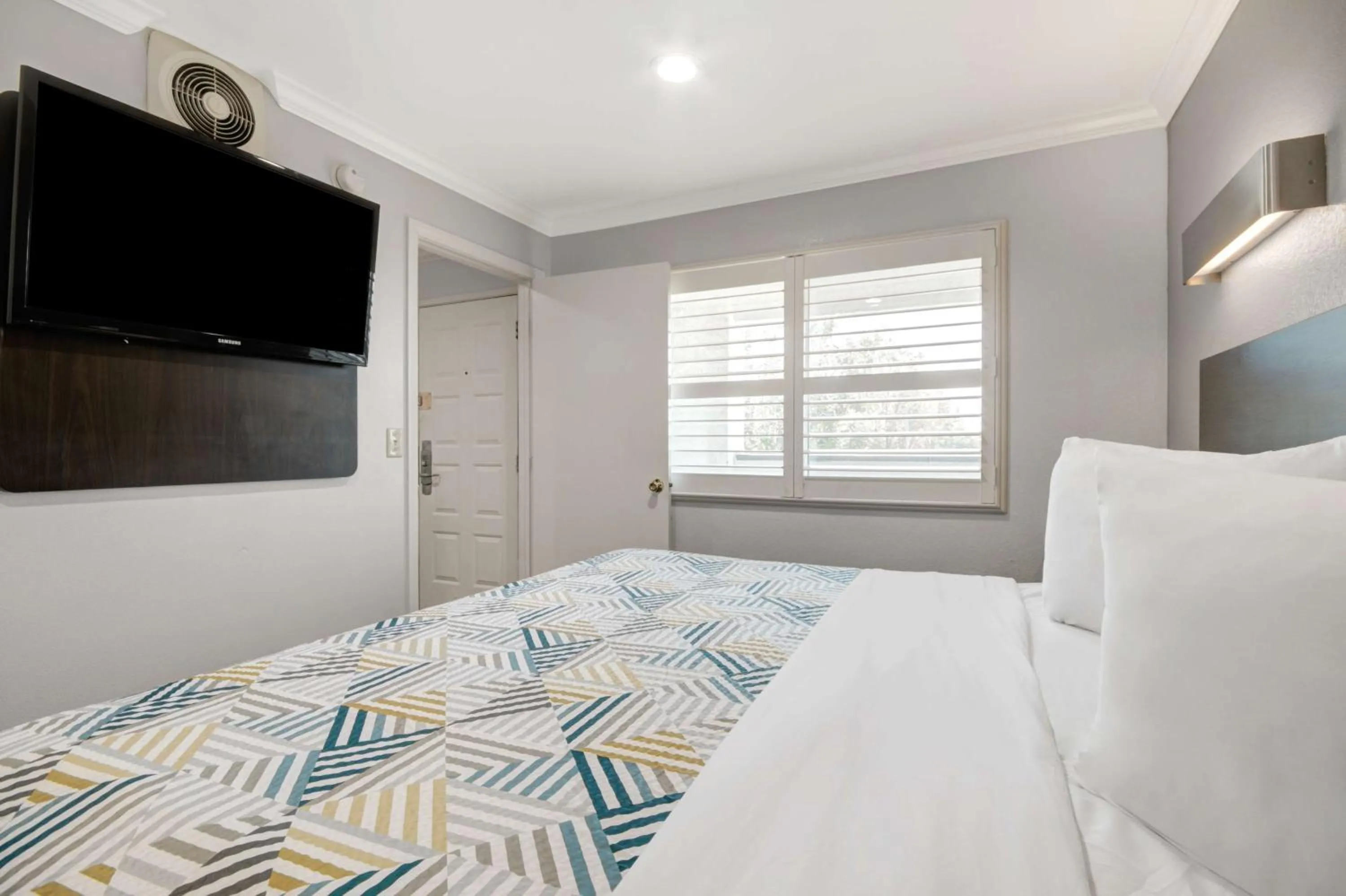 Bedroom, Bed in Motel 6 Ontario, CA  Convention Center-Airport