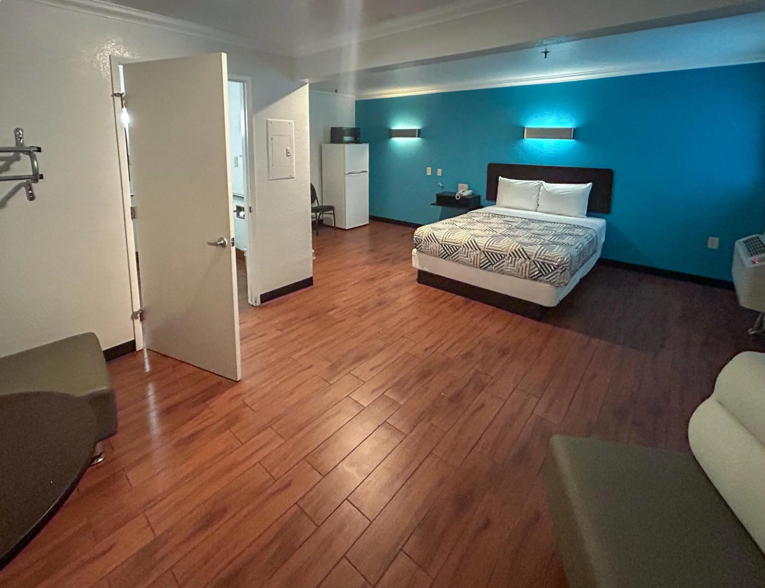 Bedroom, Bed in Motel 6 Ontario, CA  Convention Center-Airport