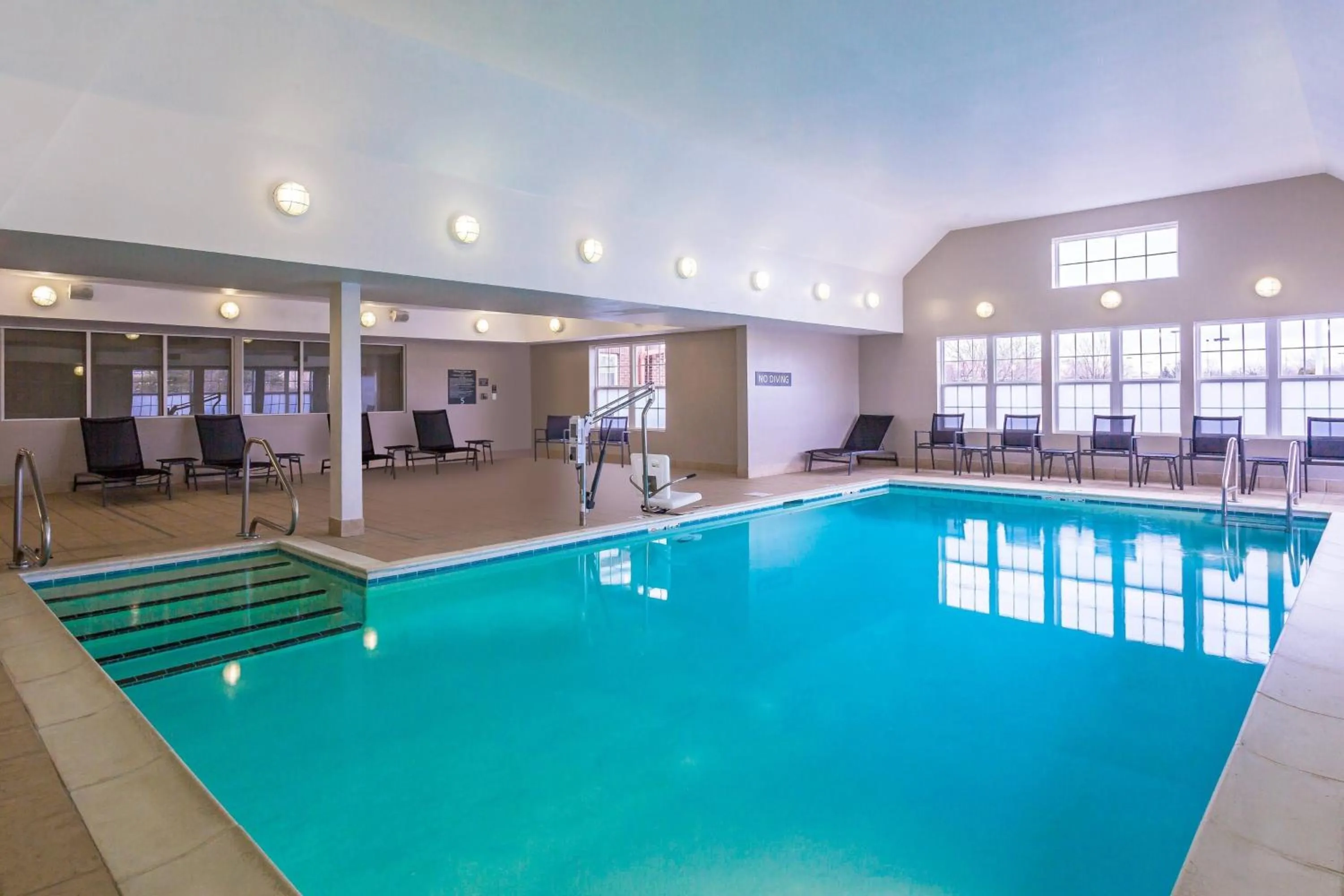 Swimming pool in Residence Inn Louisville Northeast