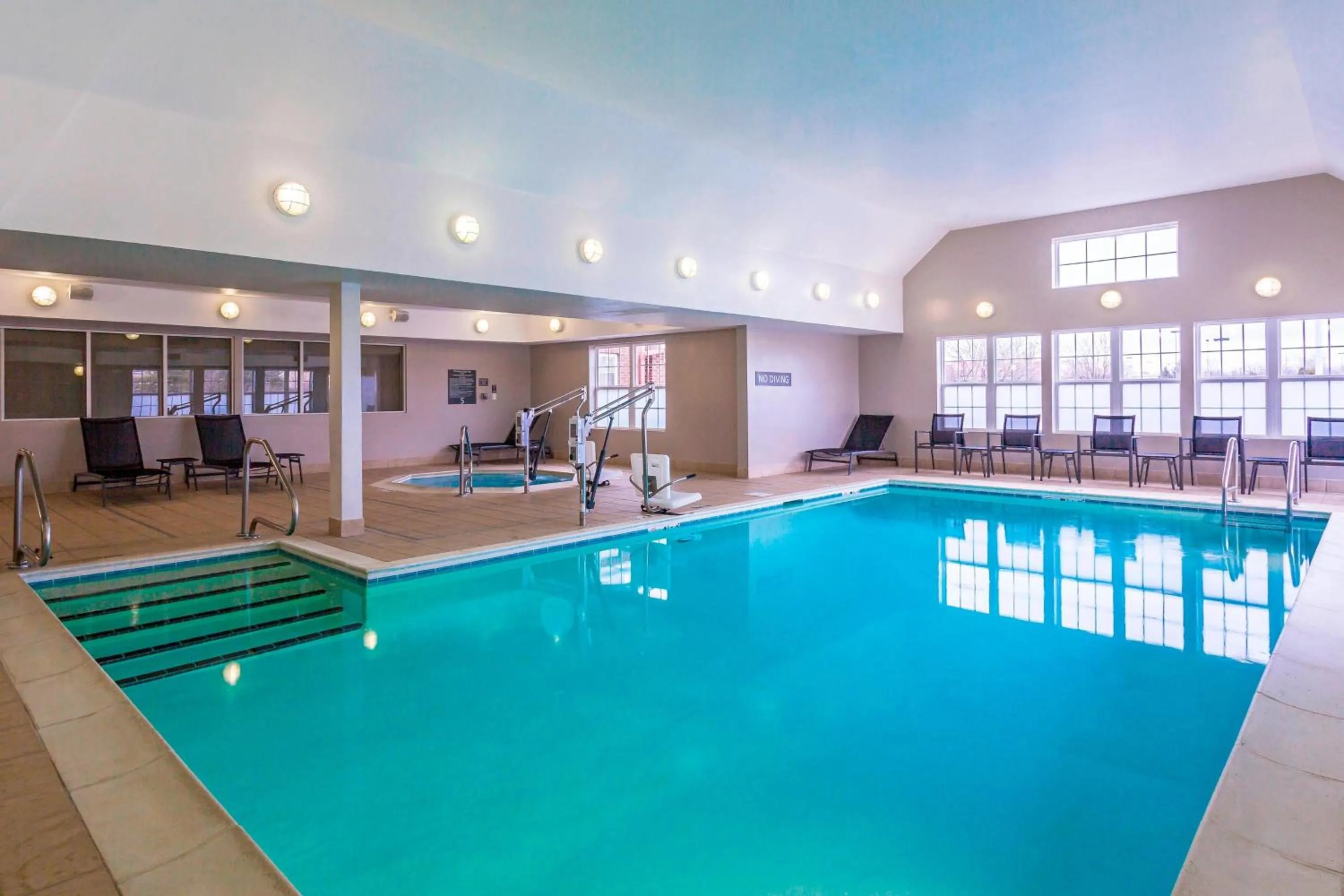 Swimming pool in Residence Inn Louisville Northeast