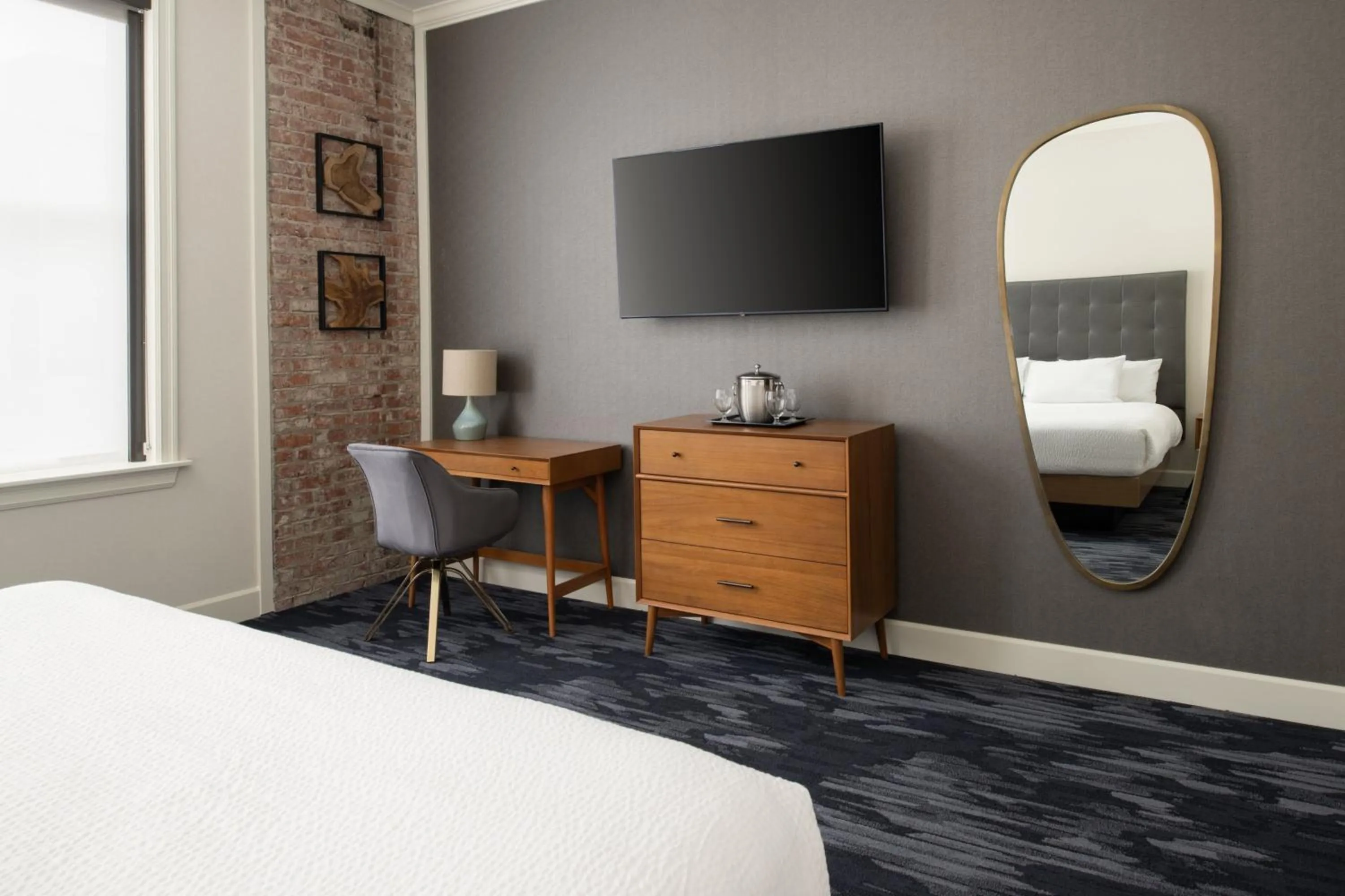 Photo of the whole room, Bed in Courtyard Tacoma Downtown