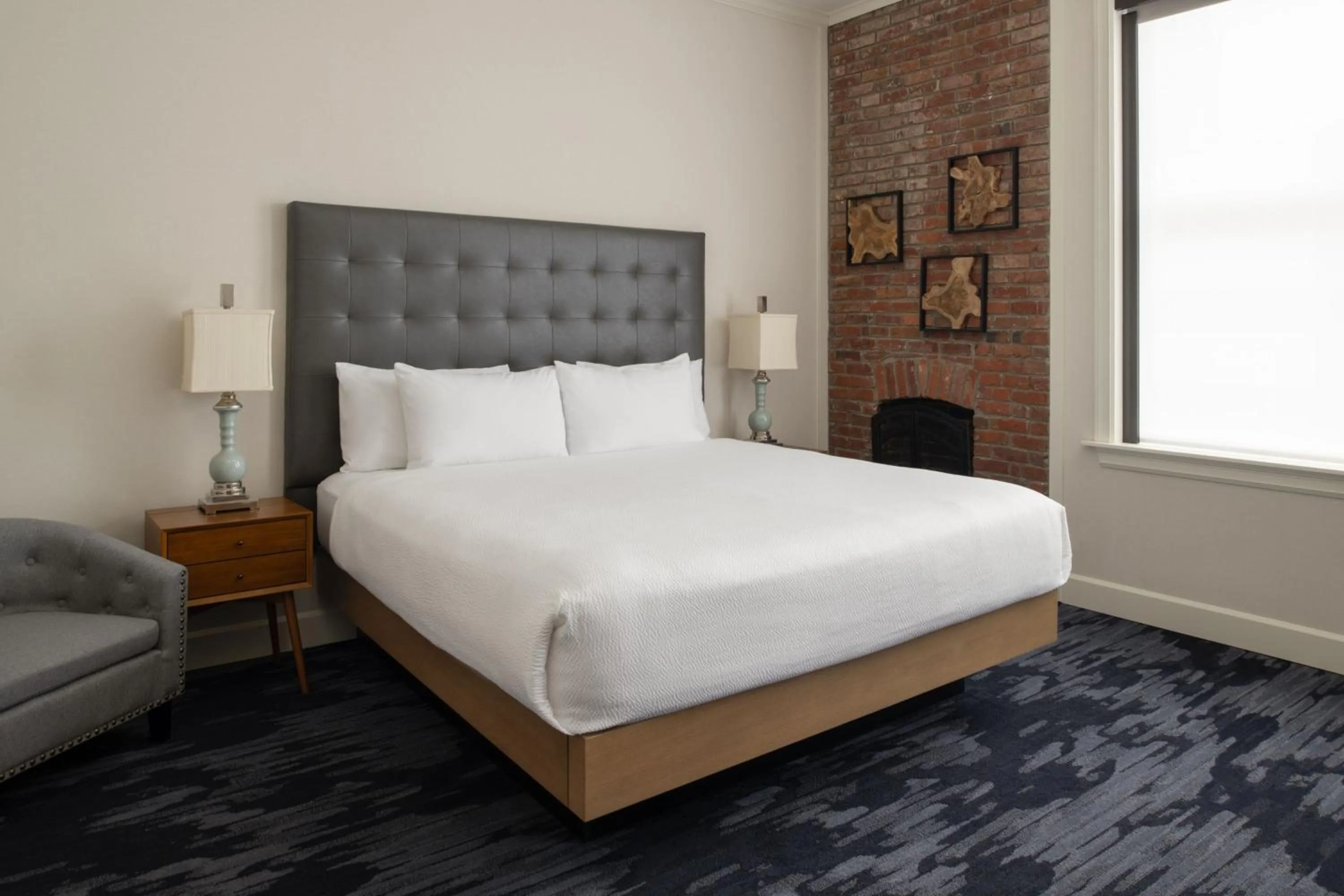 Photo of the whole room, Bed in Courtyard Tacoma Downtown