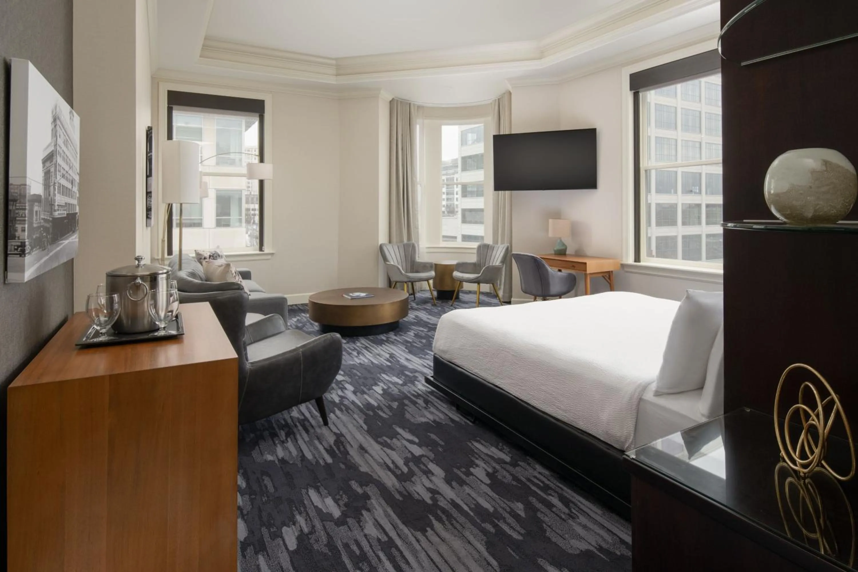 Photo of the whole room, Bed in Courtyard Tacoma Downtown