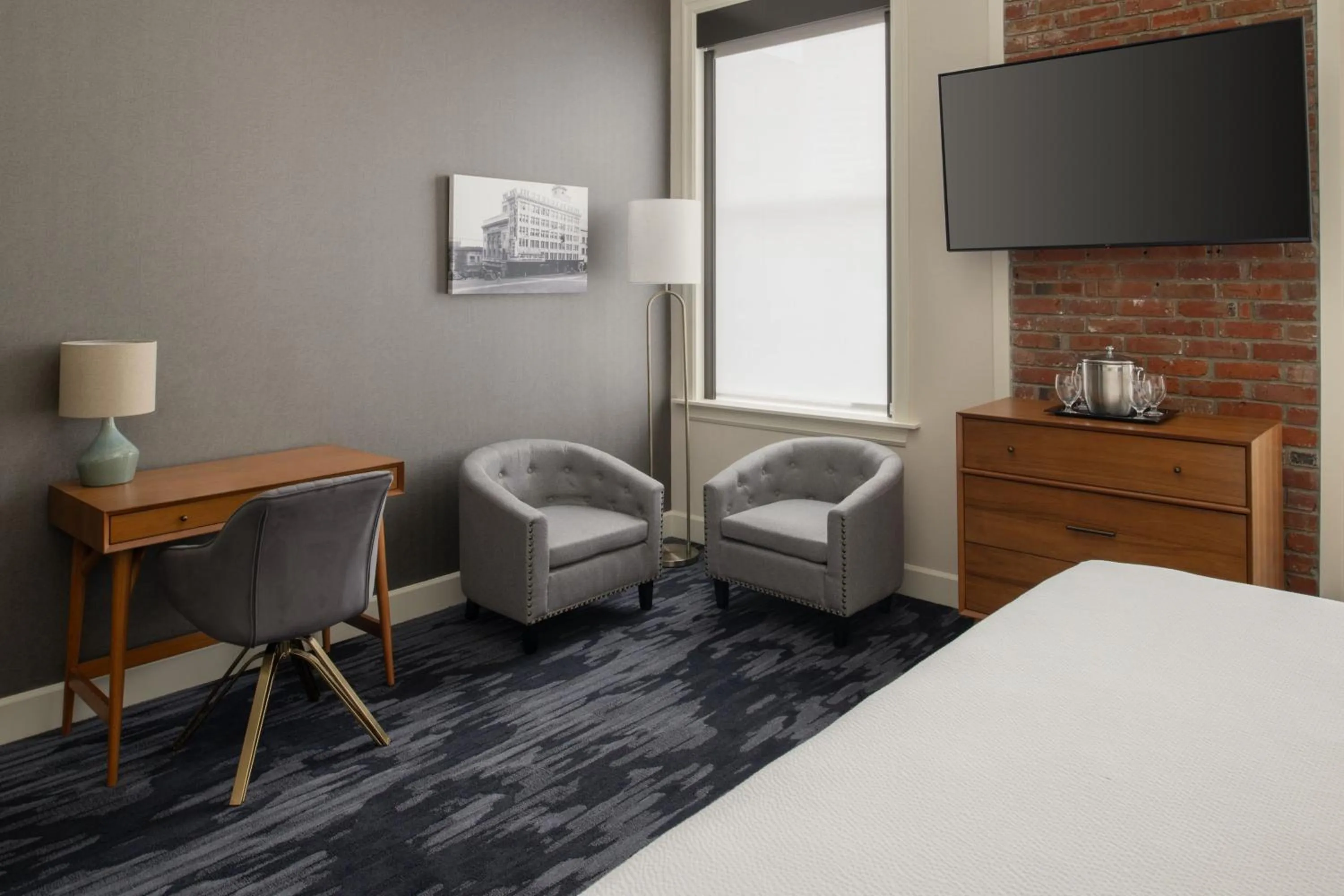 Photo of the whole room, Bed in Courtyard Tacoma Downtown