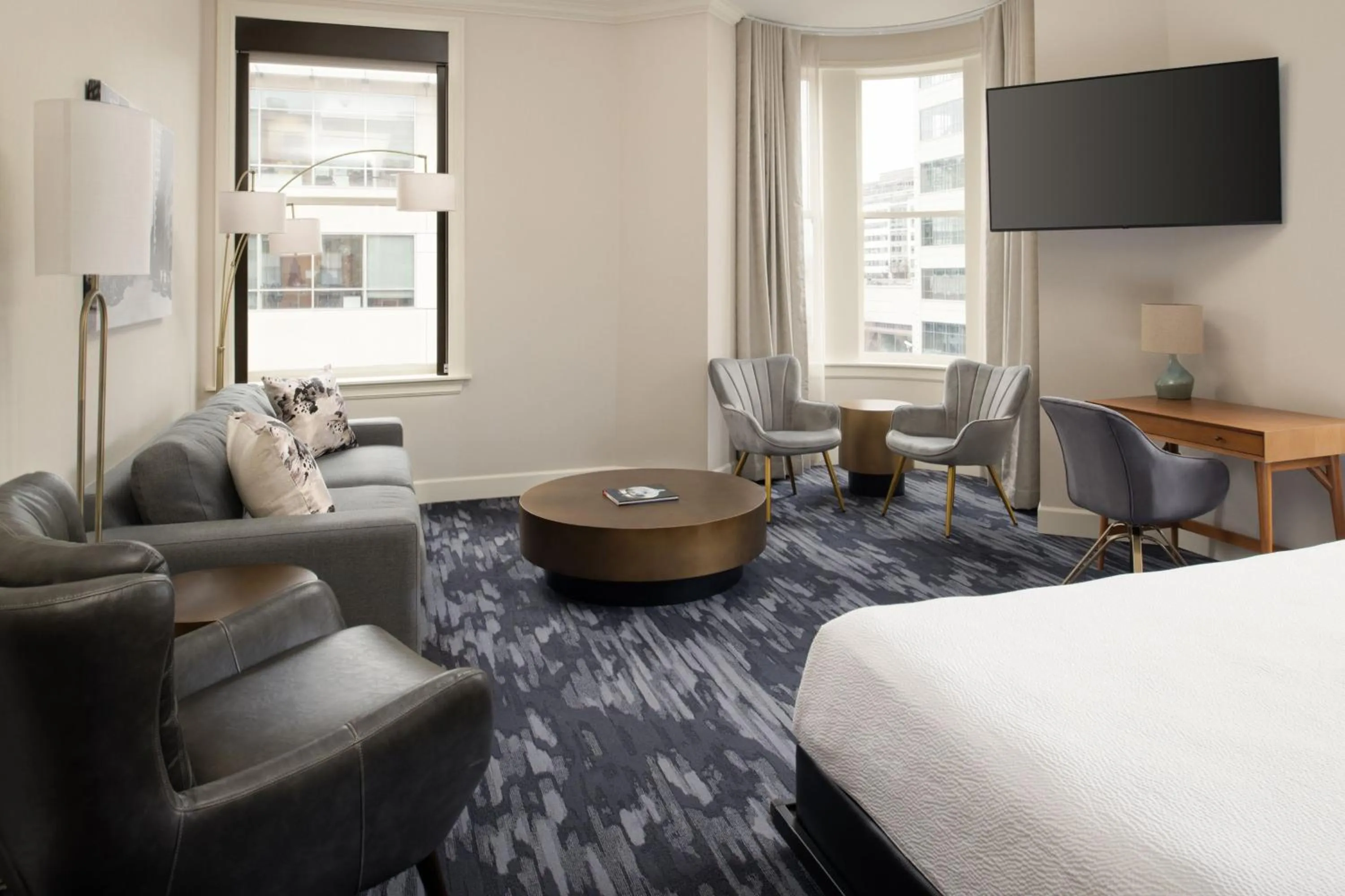 Photo of the whole room, Bed in Courtyard Tacoma Downtown