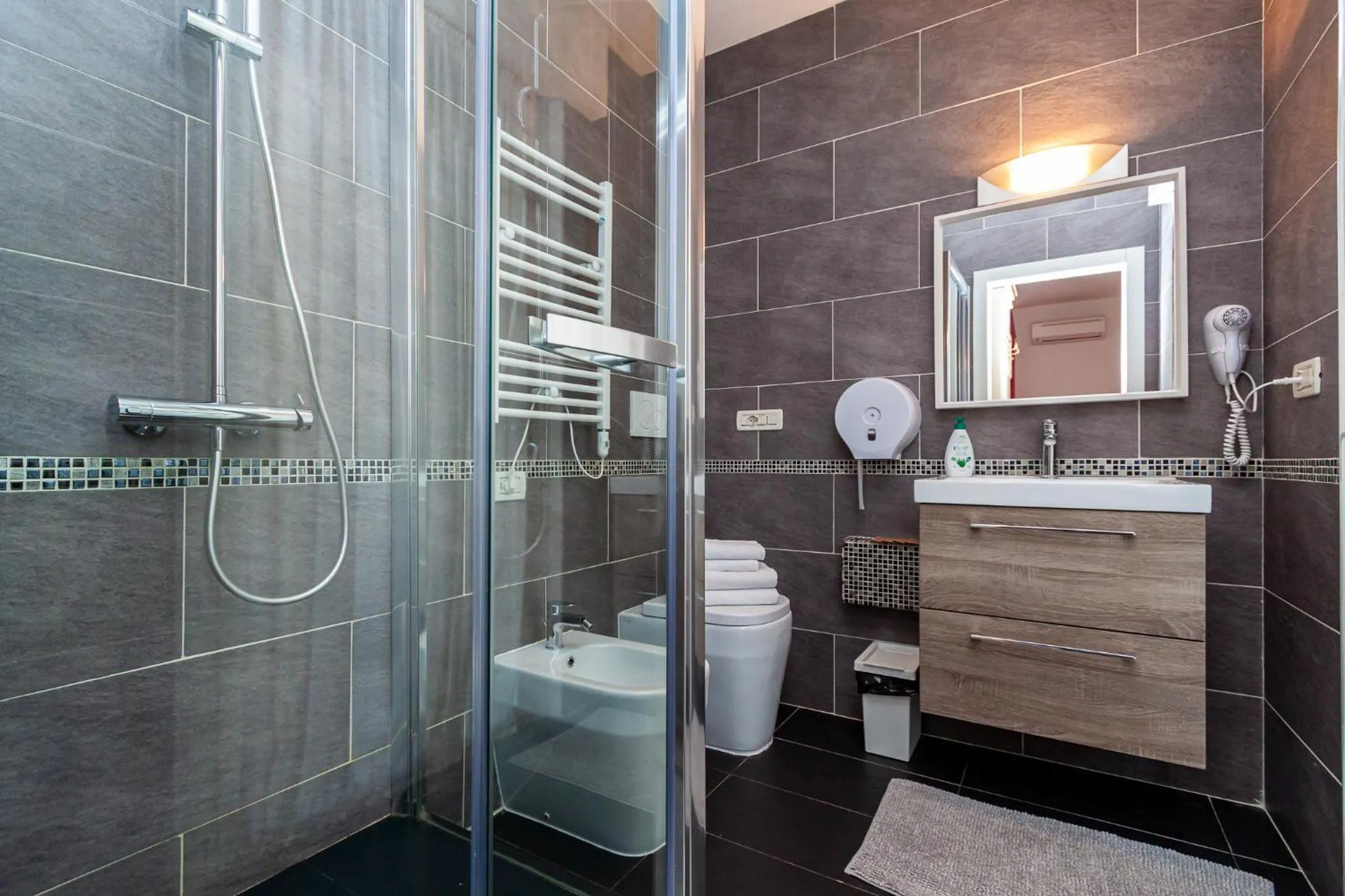 Bathroom in Ca' Rebeka Venice - Atika & Atif