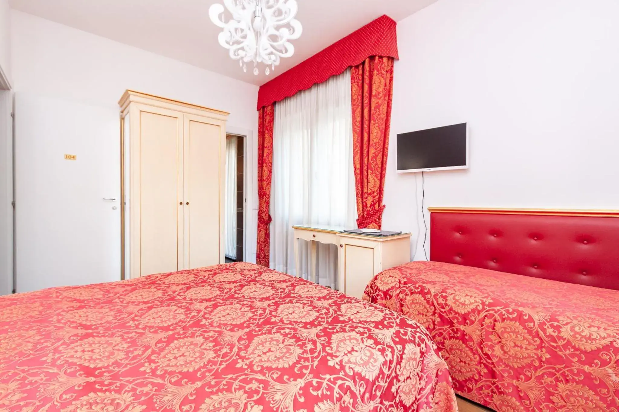 Bed in Ca' Rebeka Venice - Atika & Atif Bed in Ca' Rebeka Venice - Atika & Atif