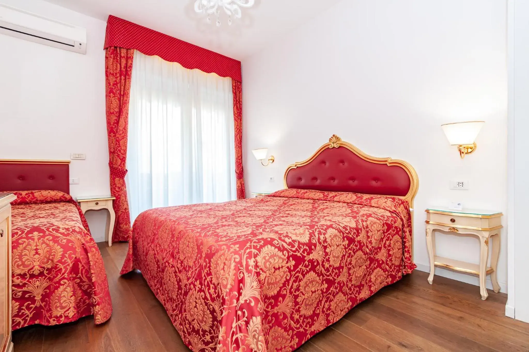 Bed in Ca' Rebeka Venice - Atika & Atif Bed in Ca' Rebeka Venice - Atika & Atif