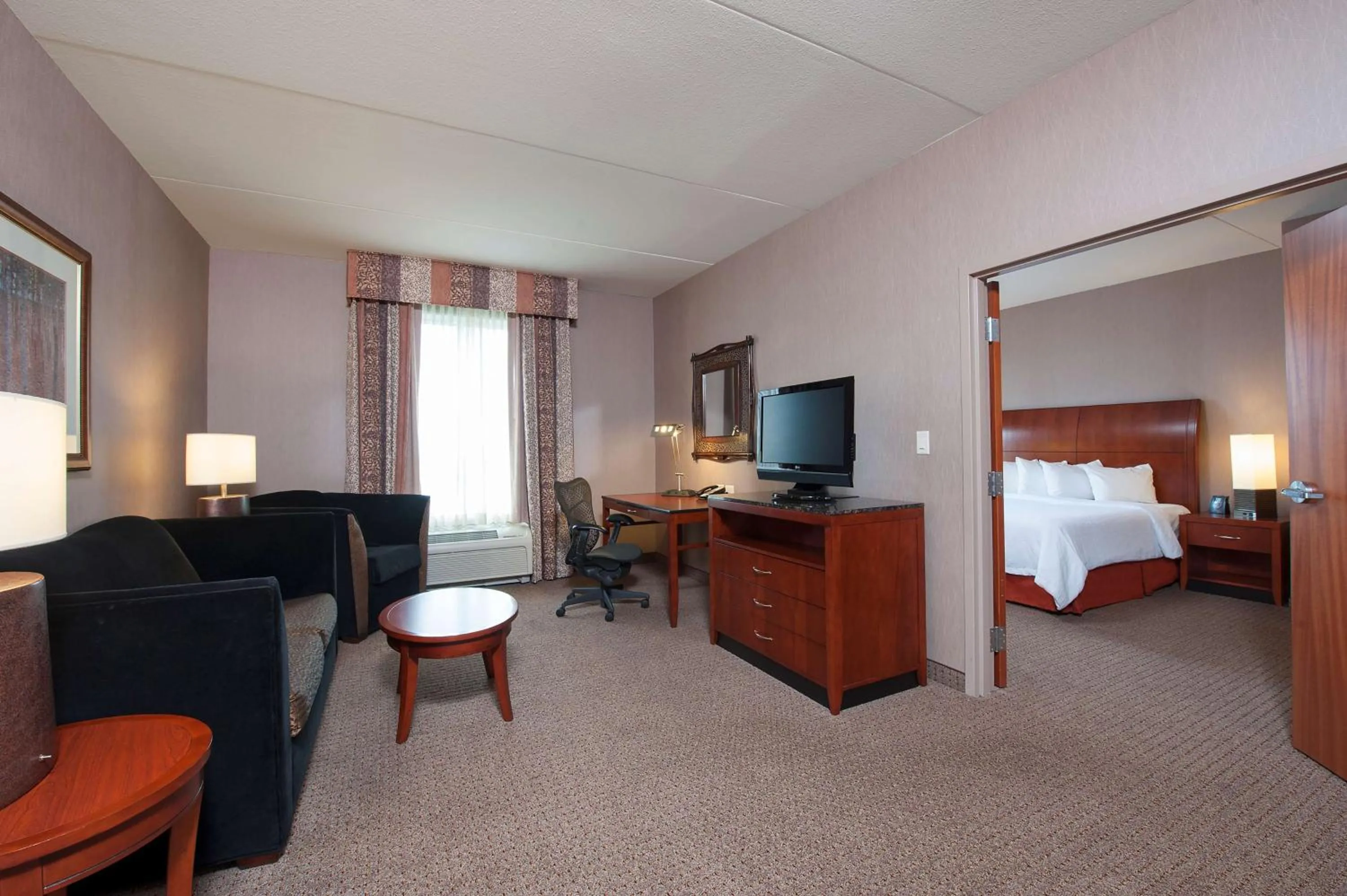 Living room, Bed in Hilton Garden Inn Columbus Edinburgh