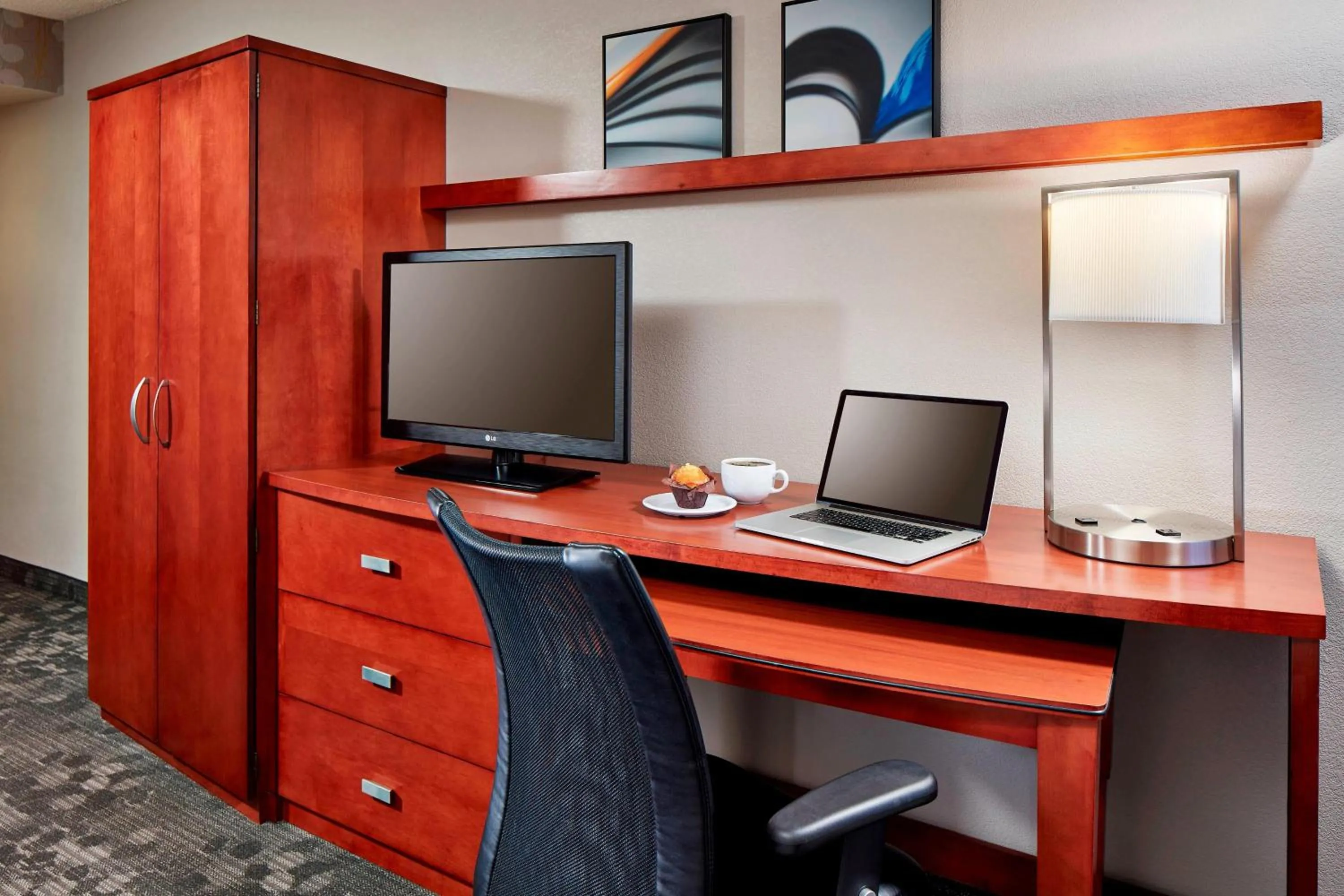 Photo of the whole room in Courtyard Vallejo Napa Valley