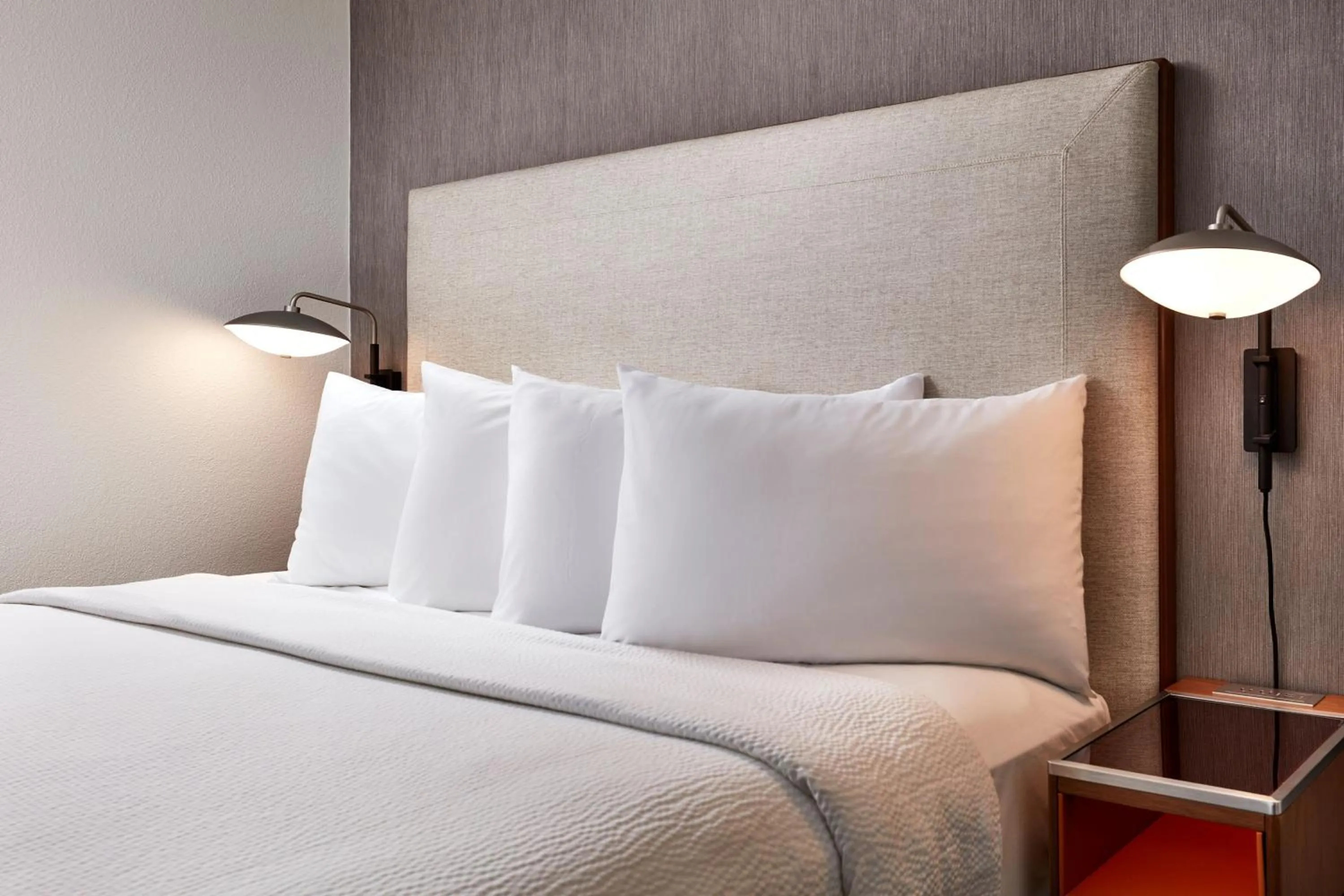 Photo of the whole room, Bed in Courtyard Vallejo Napa Valley