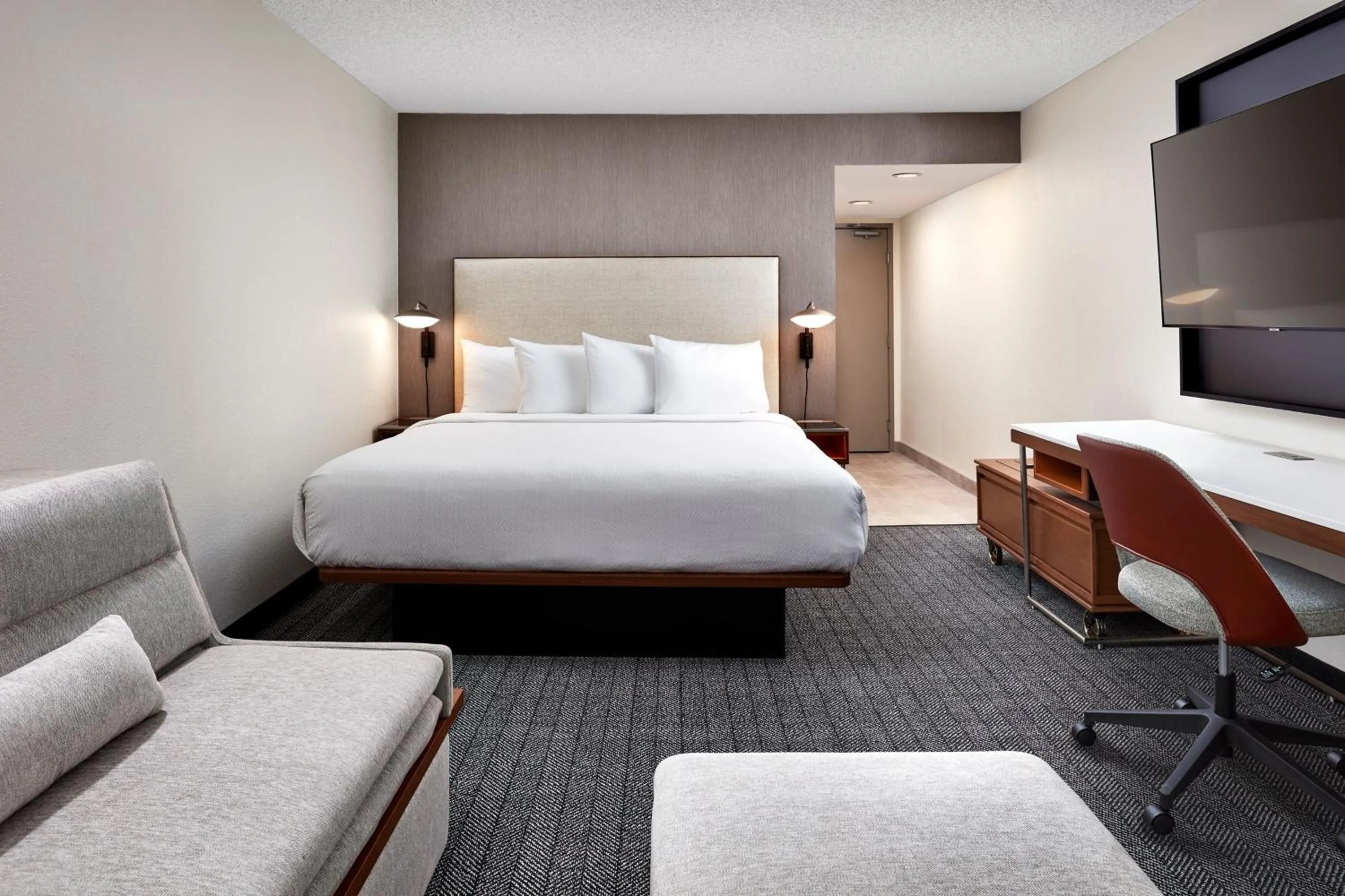 Photo of the whole room, Bed in Courtyard Vallejo Napa Valley