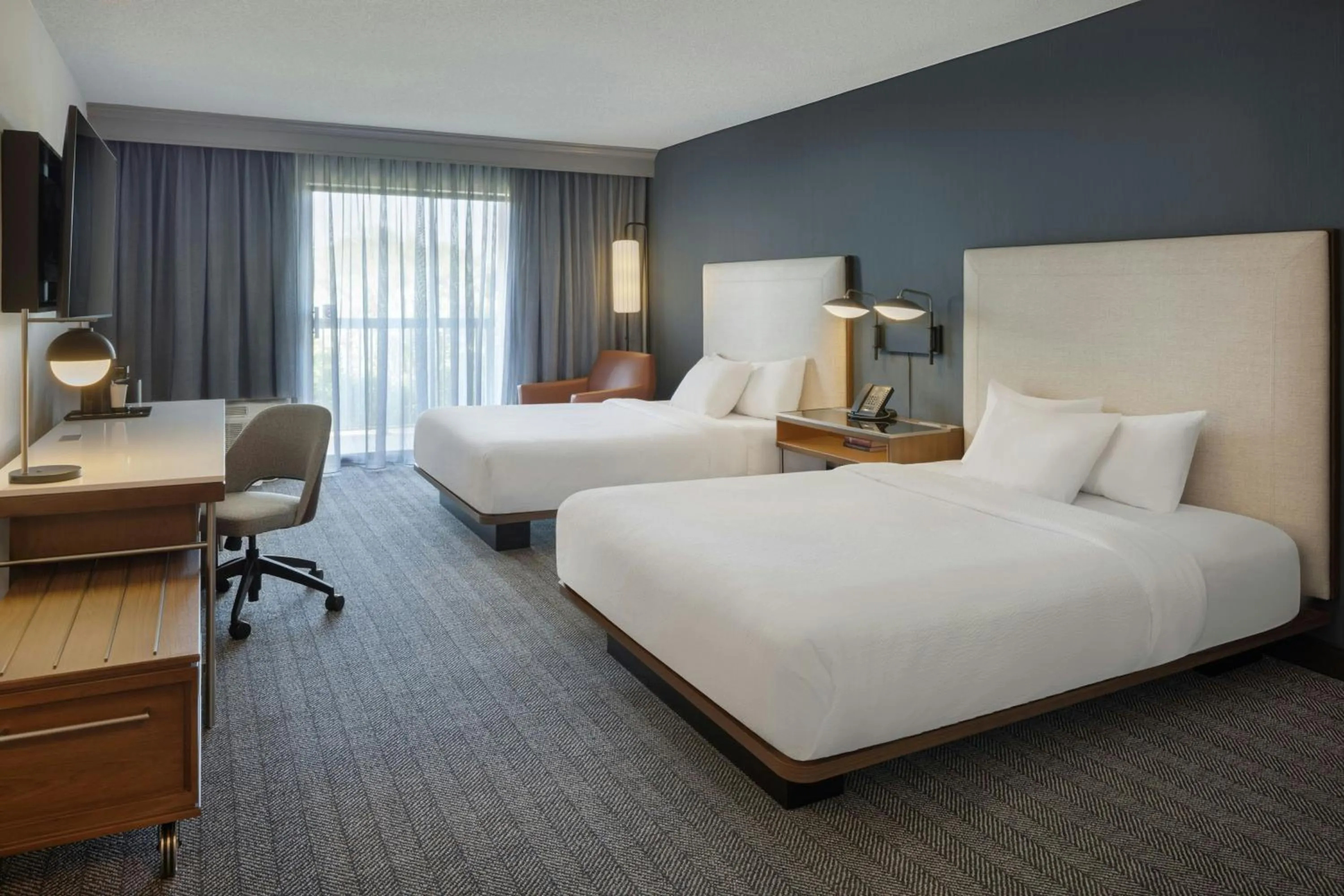 Photo of the whole room, Bed in Courtyard by Marriott Springfield Airport