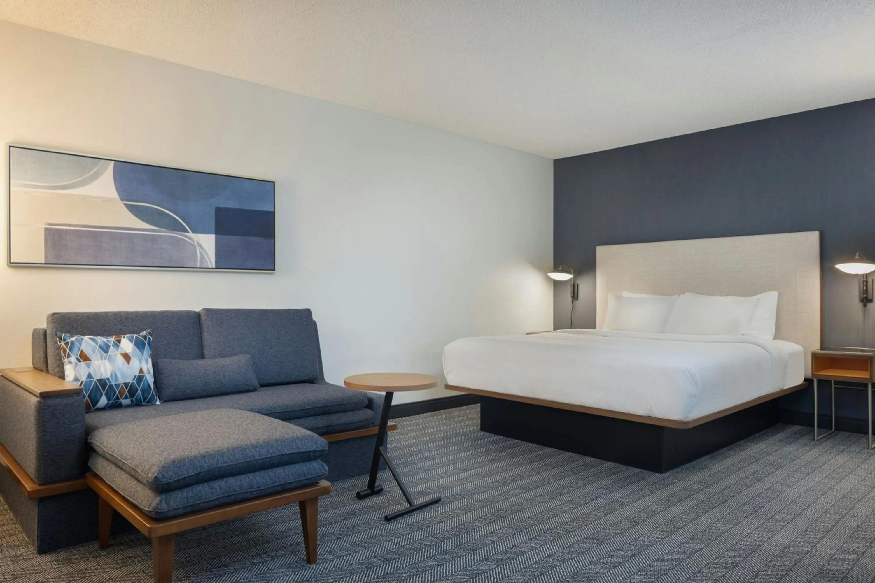 Photo of the whole room, Bed in Courtyard by Marriott Springfield Airport