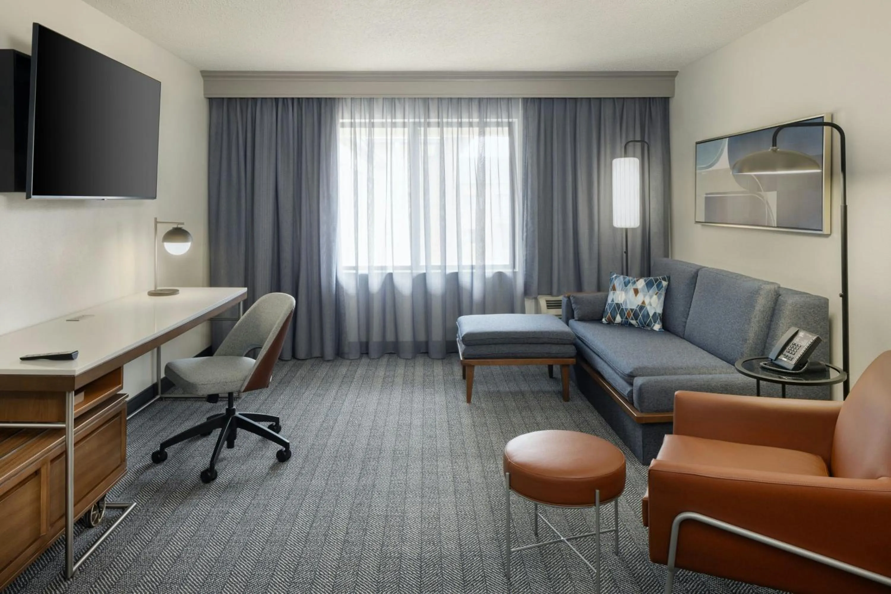Living room in Courtyard by Marriott Springfield Airport