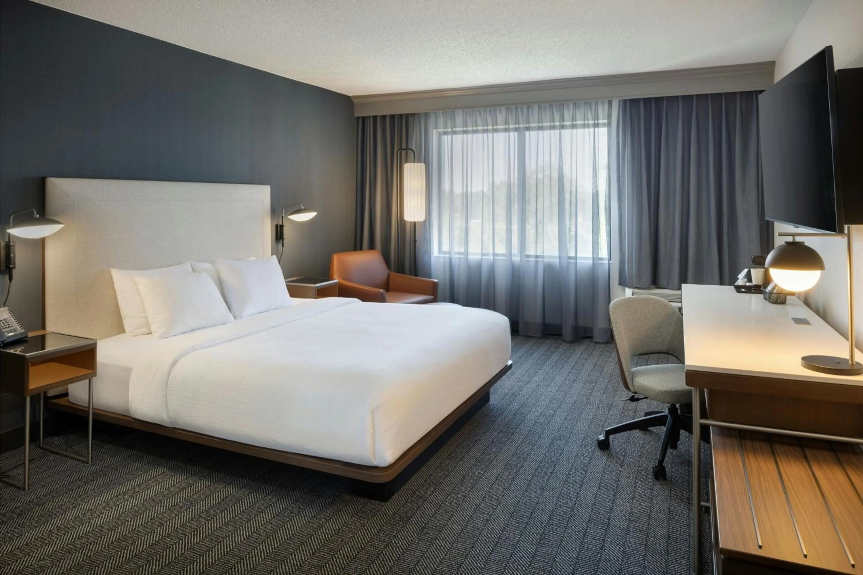 Photo of the whole room, Bed in Courtyard by Marriott Springfield Airport