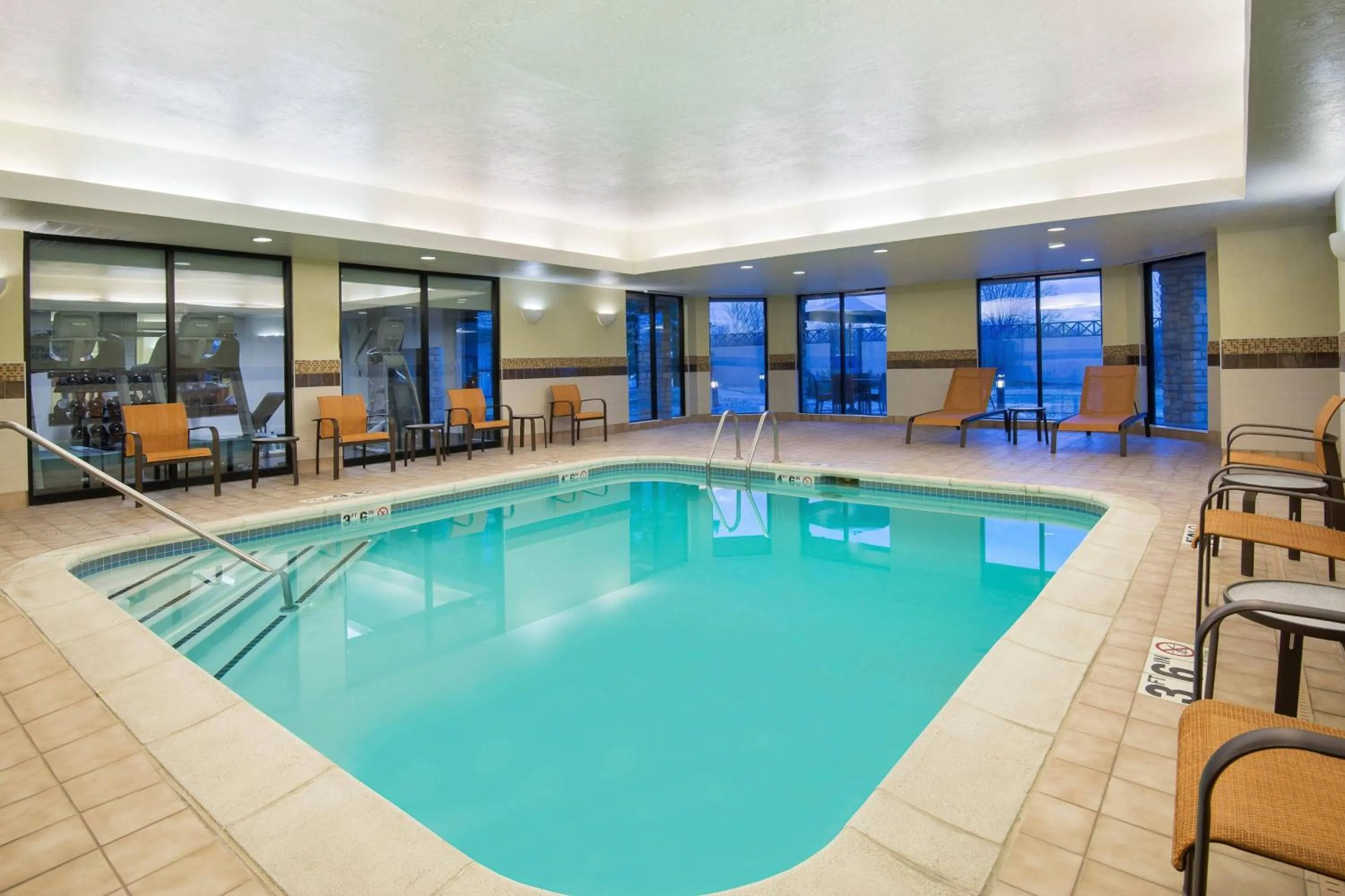 Swimming pool in Courtyard by Marriott Springfield Airport