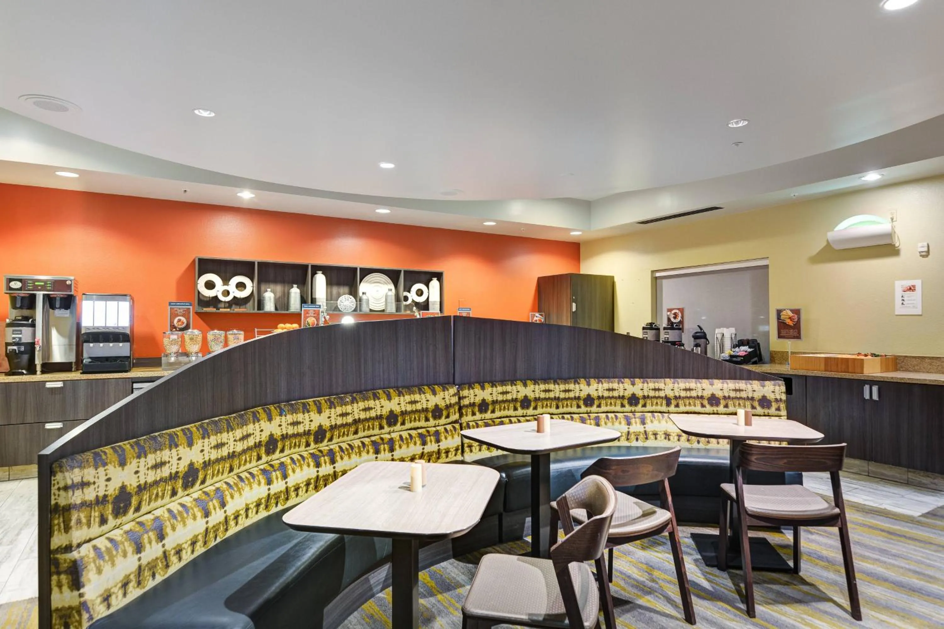 Restaurant/places to eat in SpringHill Suites Shreveport-Bossier City/Louisiana Downs