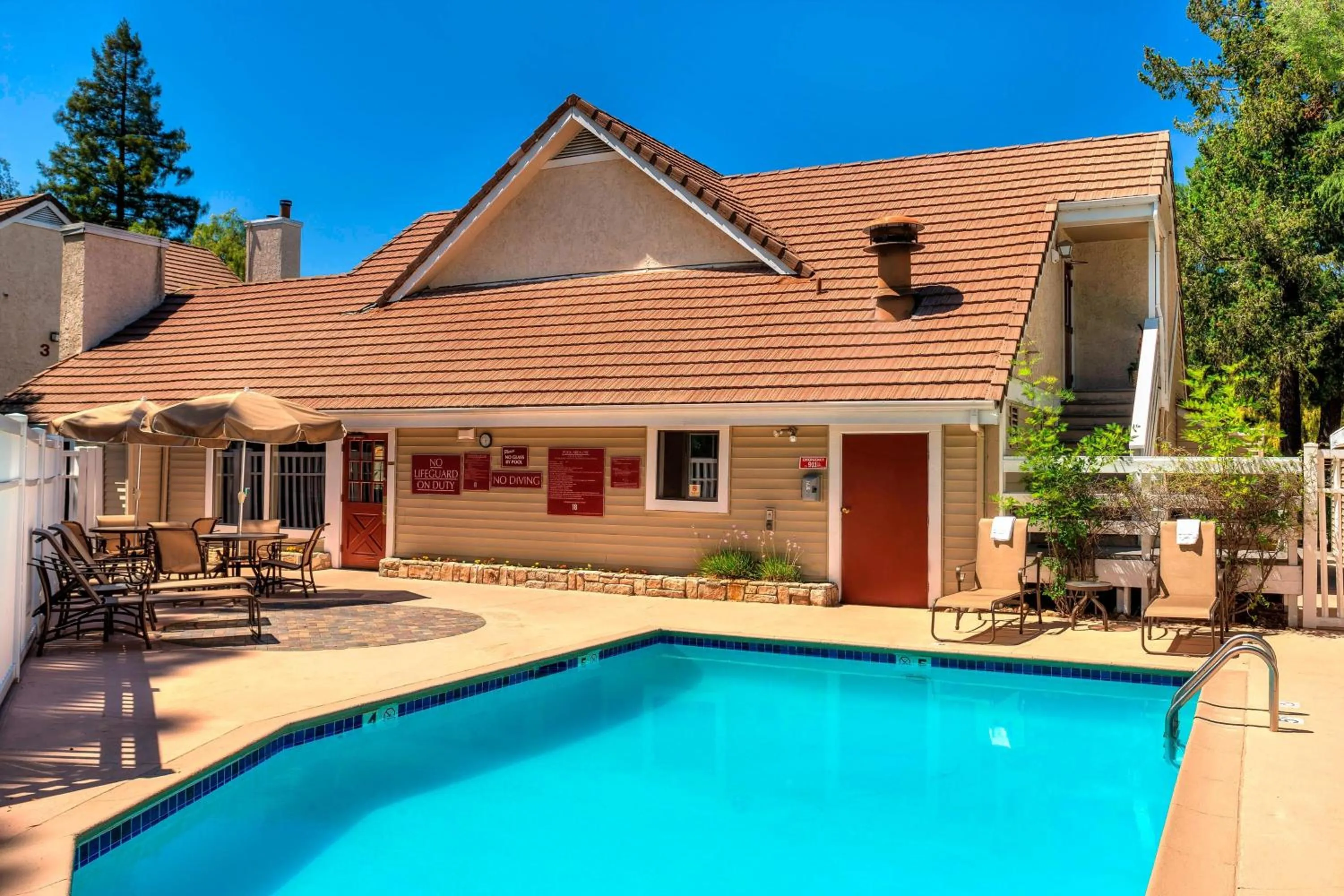 Swimming pool in Residence Inn San Jose Campbell