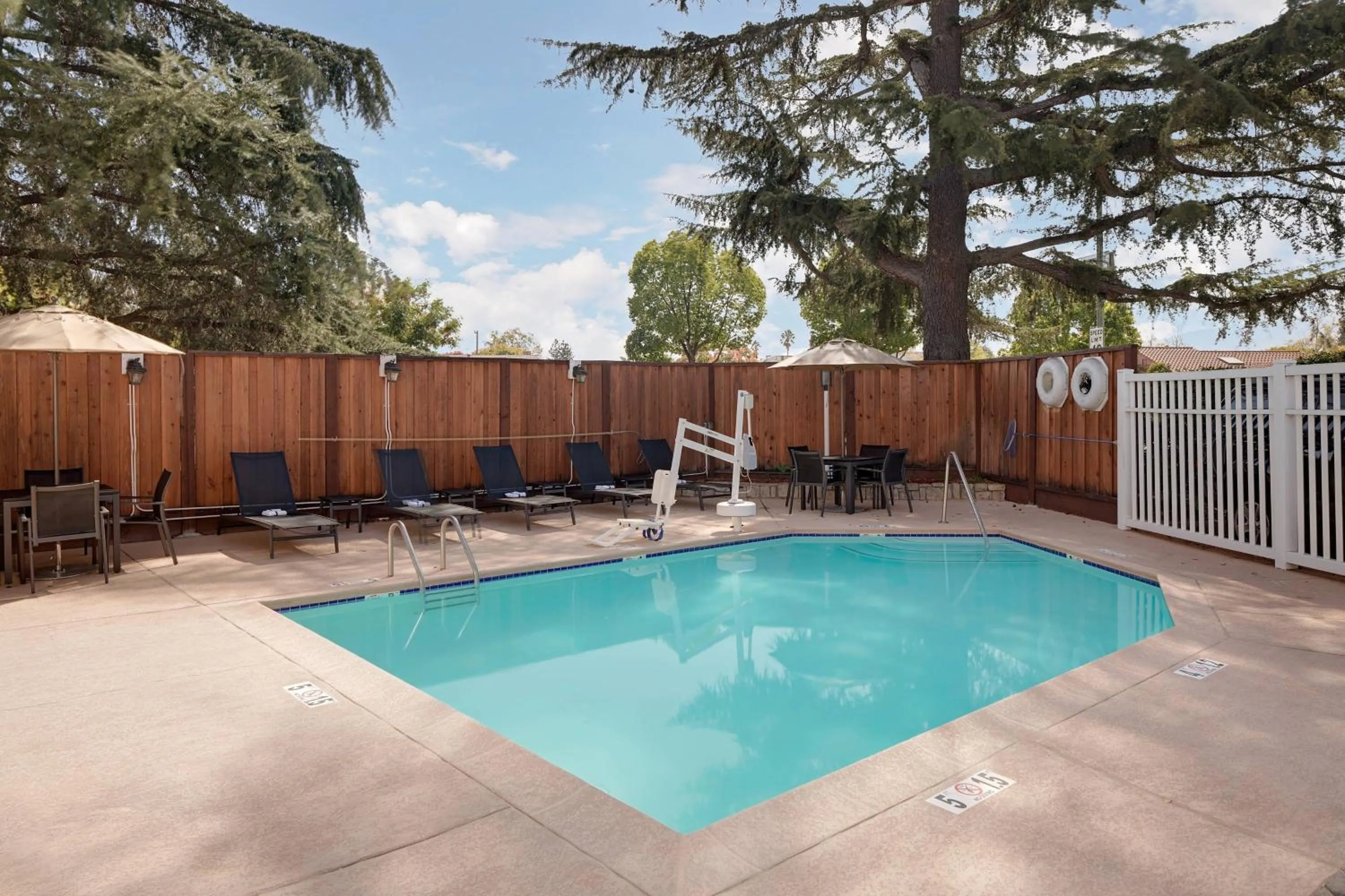 Swimming pool in Residence Inn San Jose Campbell