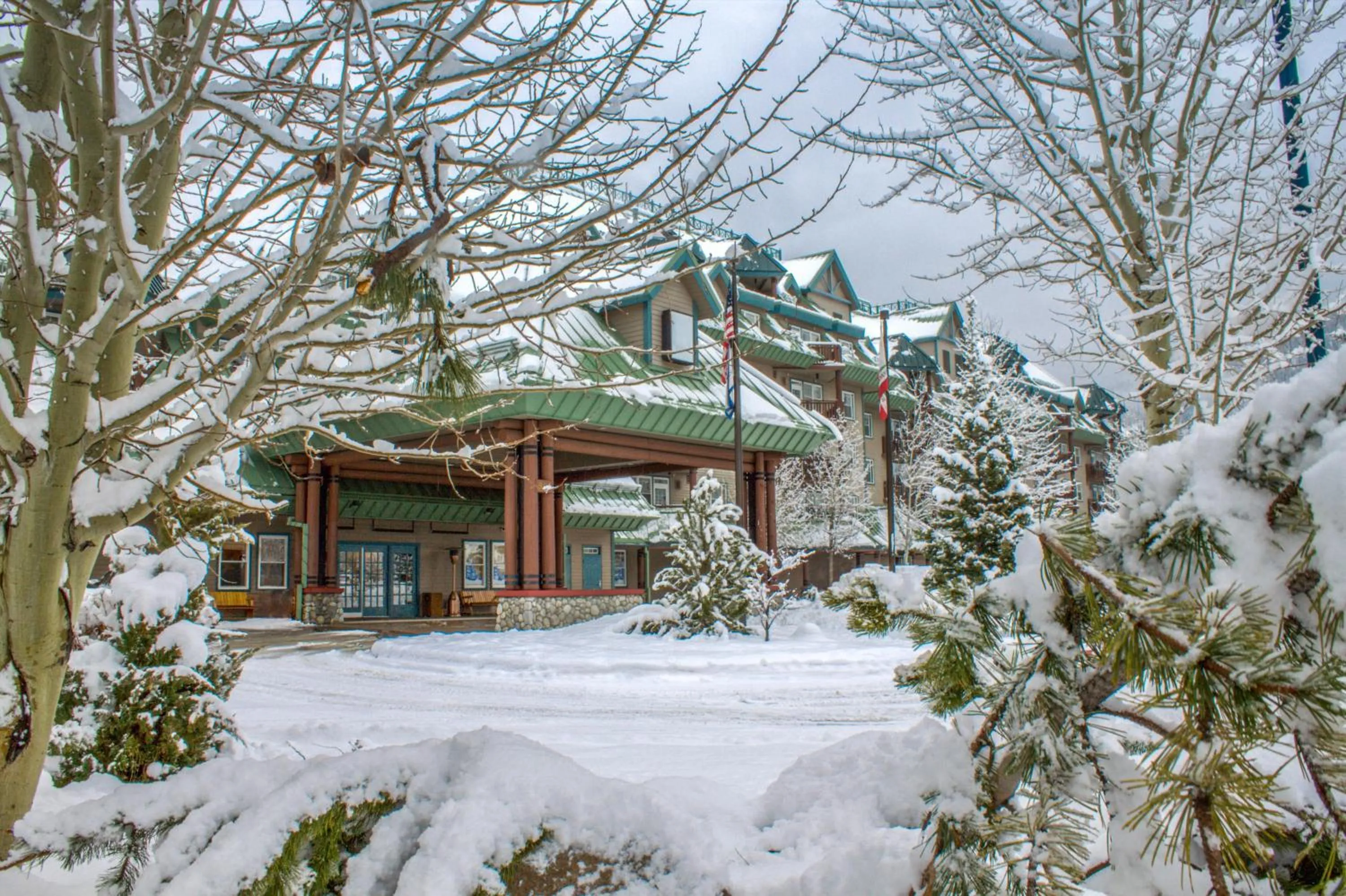 Property building in Hilton Vacation Club Lake Tahoe Resort South