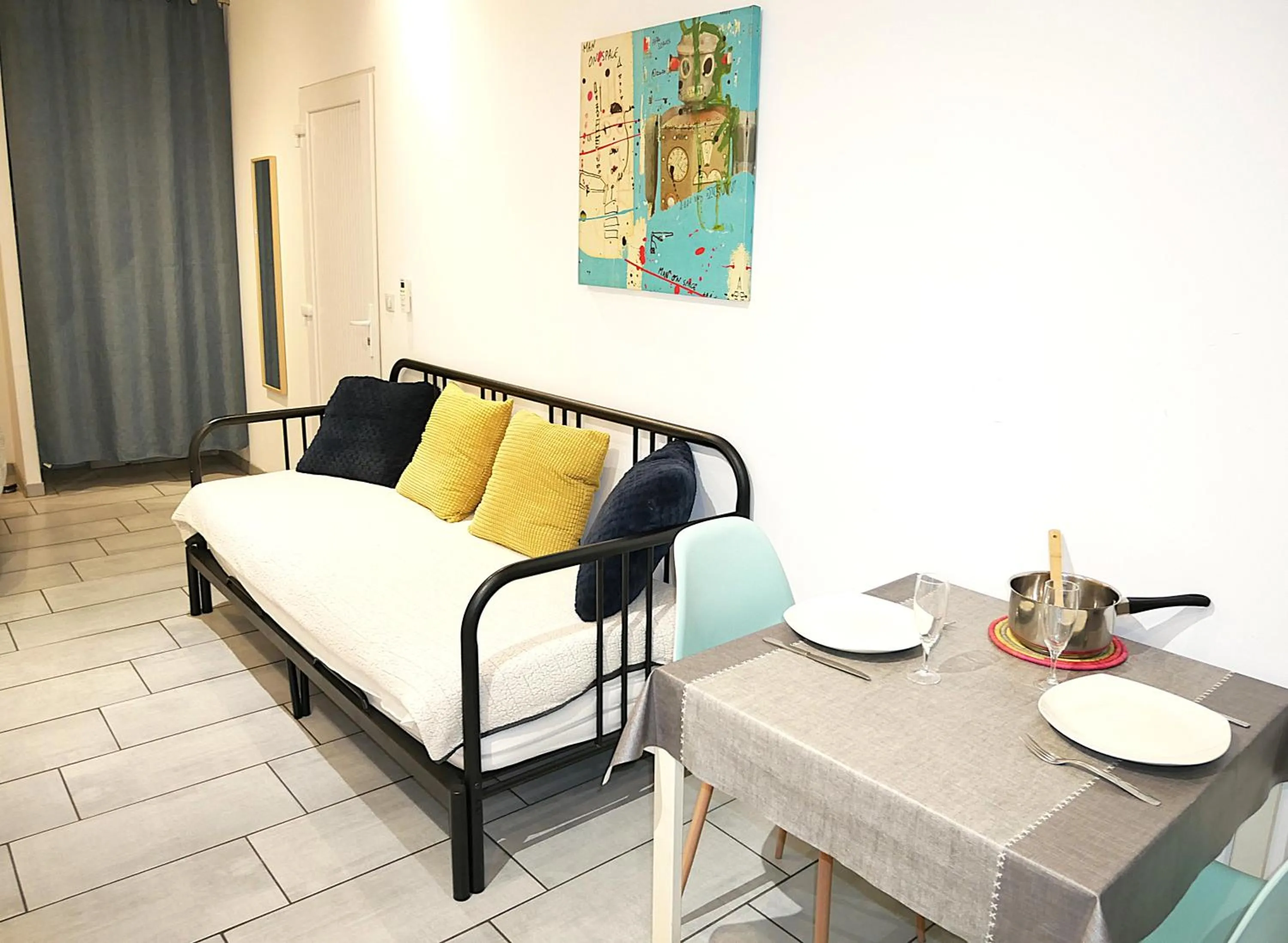 Living room, Bed in L'Oriflamme