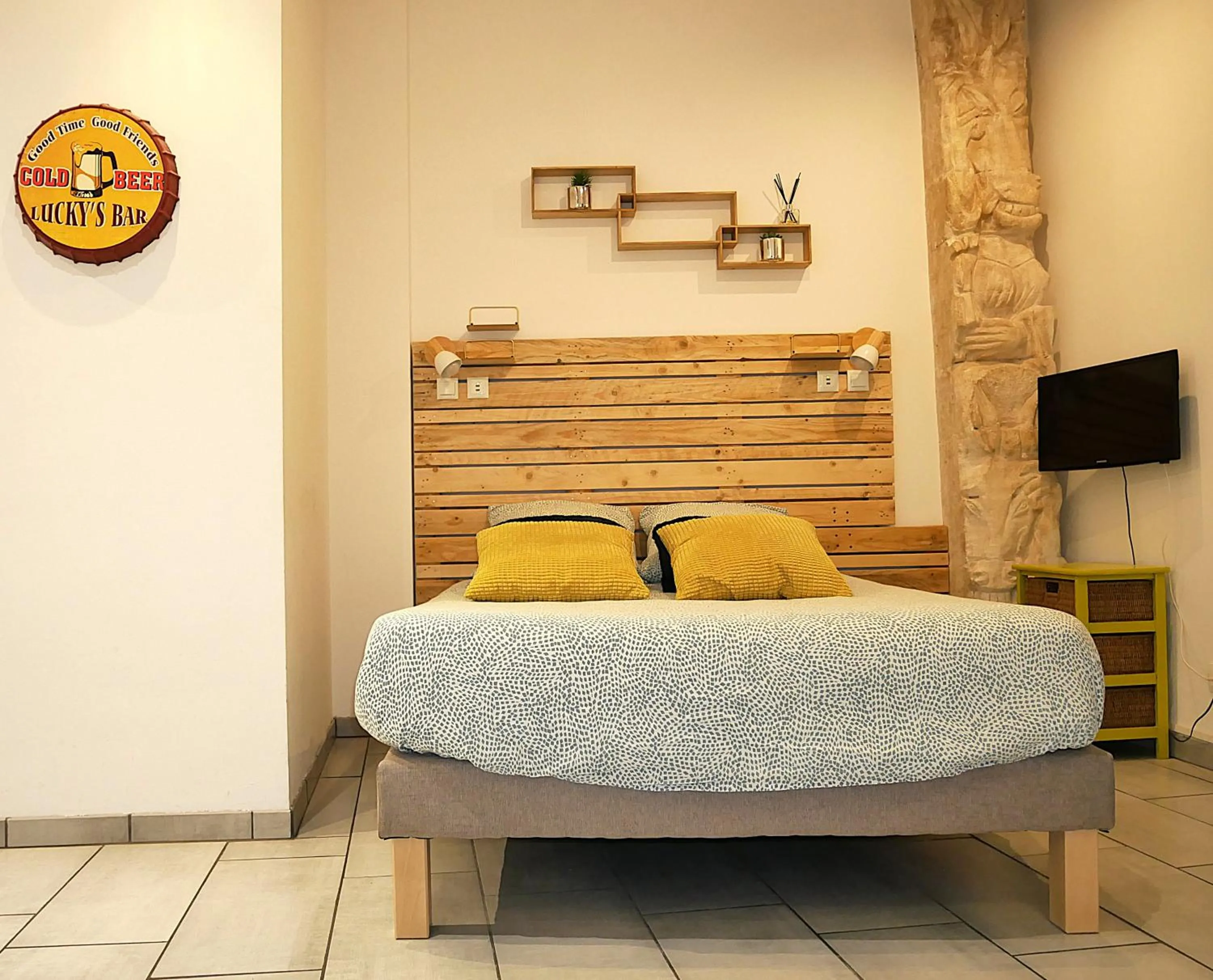 Bedroom, Bed in L'Oriflamme