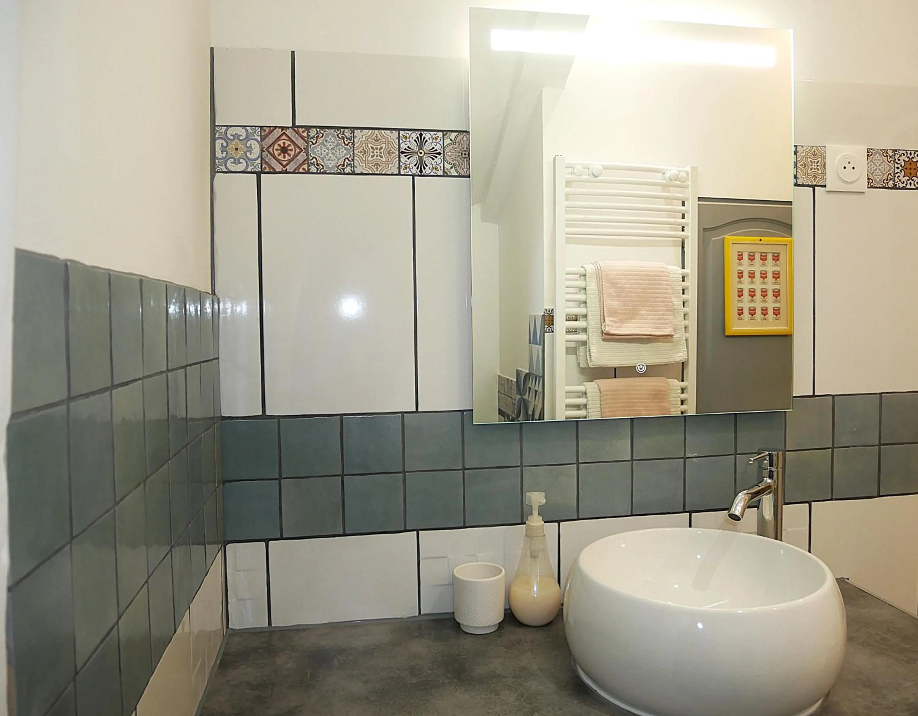 Bathroom in L'Oriflamme