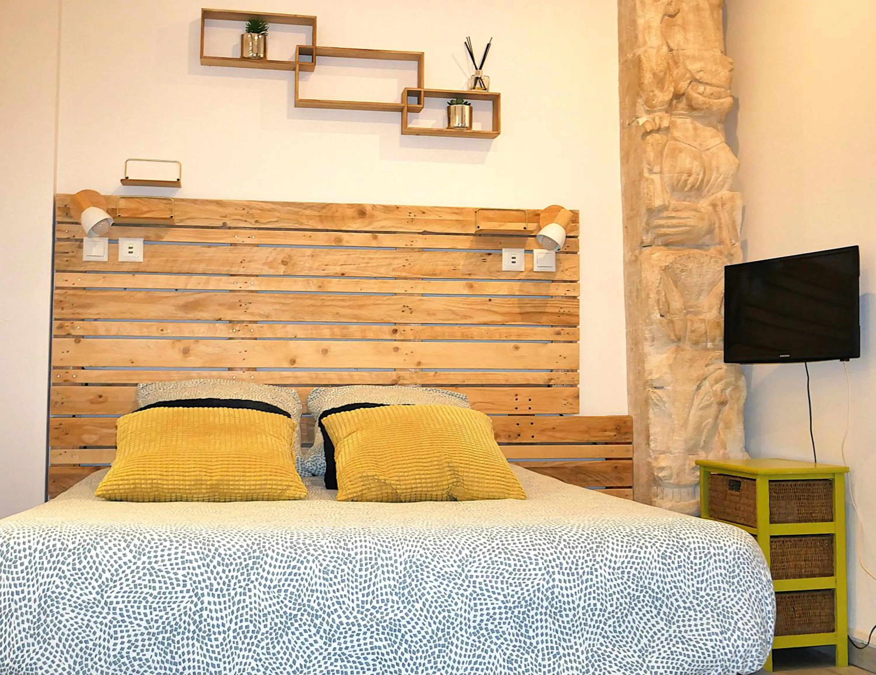 Bedroom, Bed in L'Oriflamme