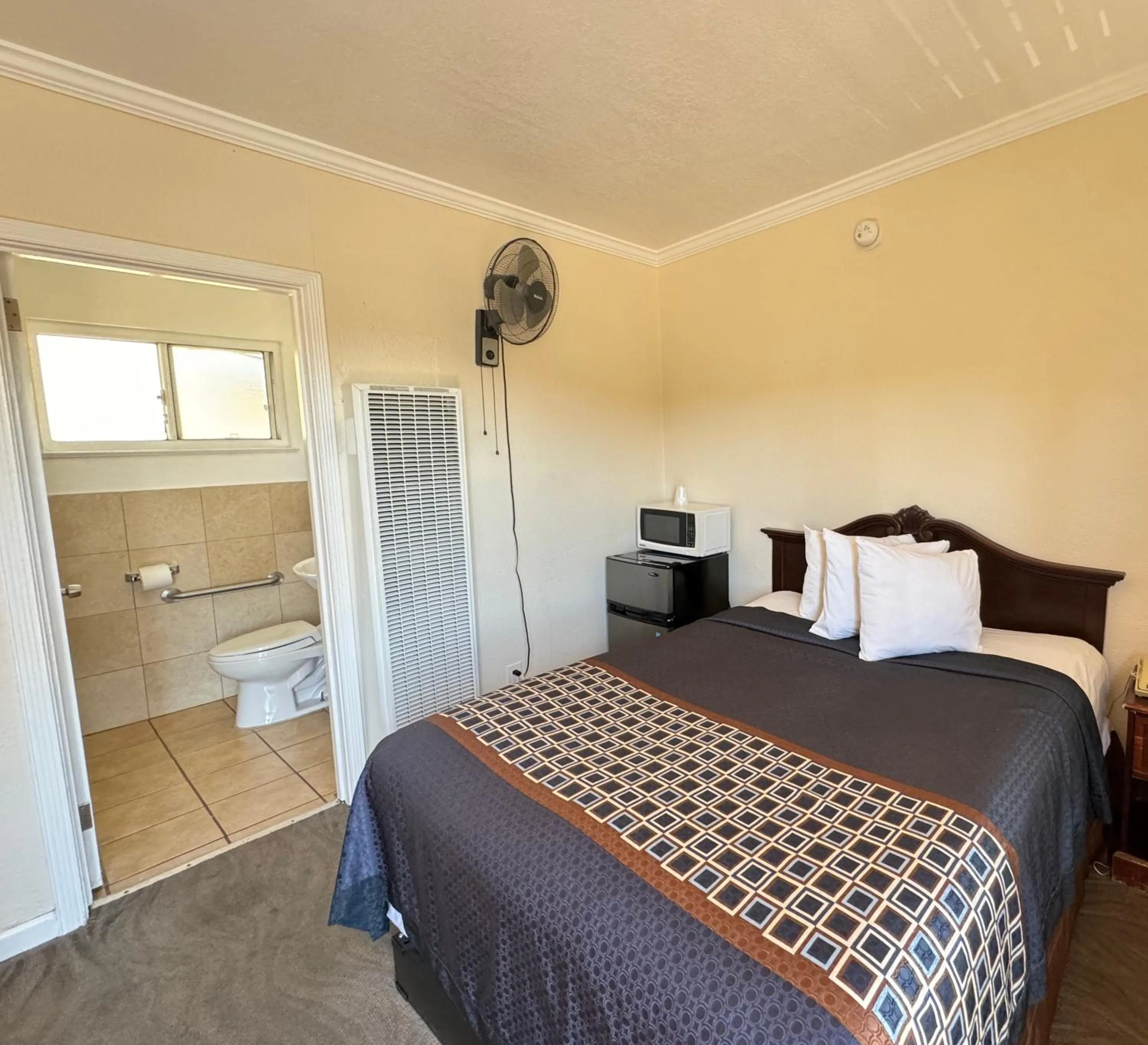 Bathroom, Bed in Tamalpais Motel