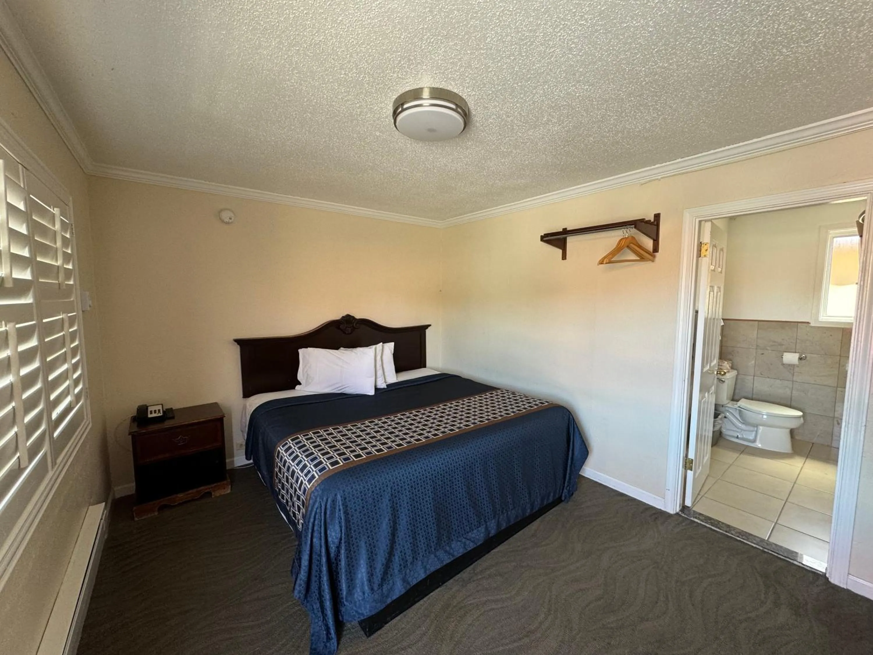 Bathroom, Bed in Tamalpais Motel