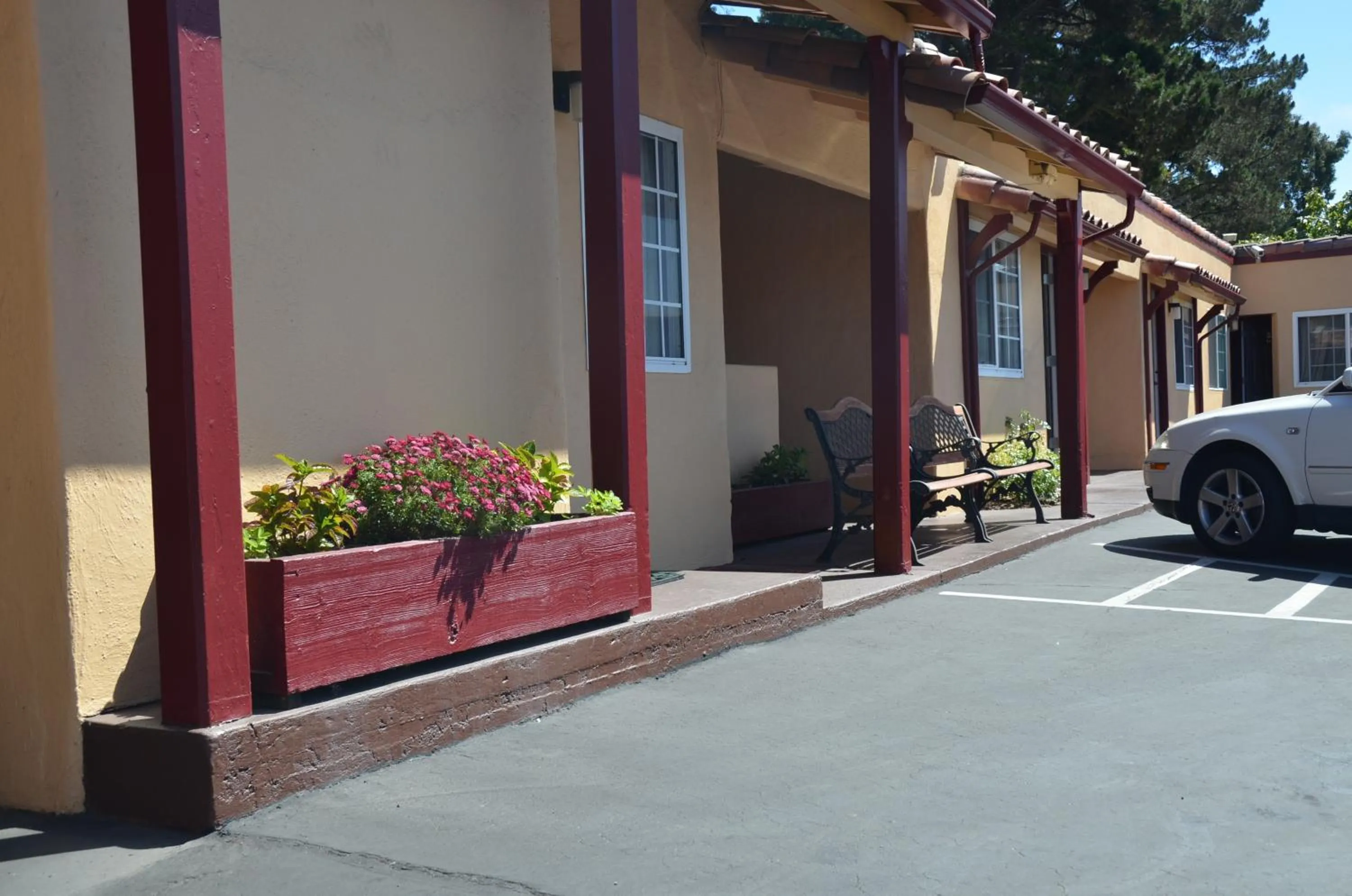 Facade/entrance in Tamalpais Motel