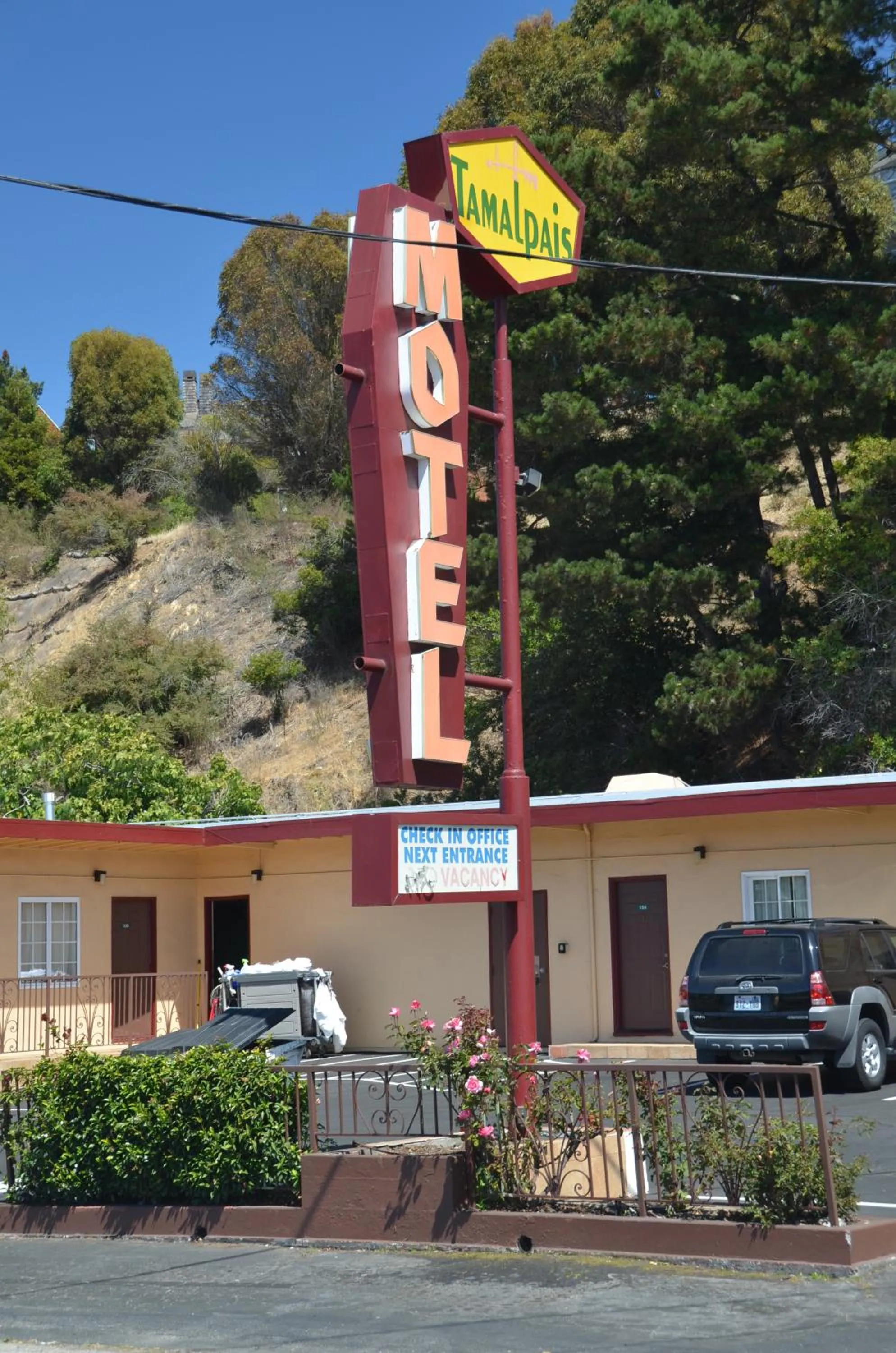Facade/entrance in Tamalpais Motel