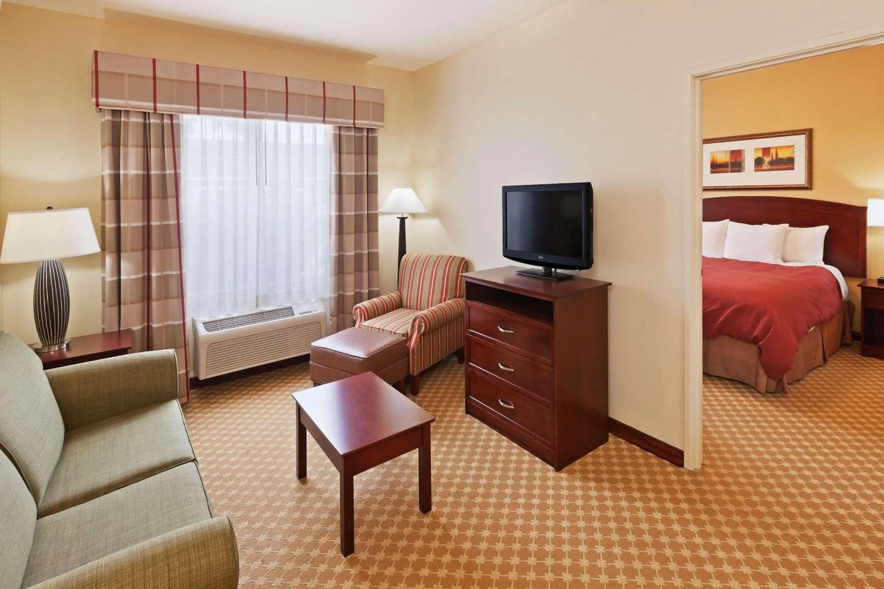Bedroom, Bed in Country Inn & Suites by Radisson, Tulsa, OK