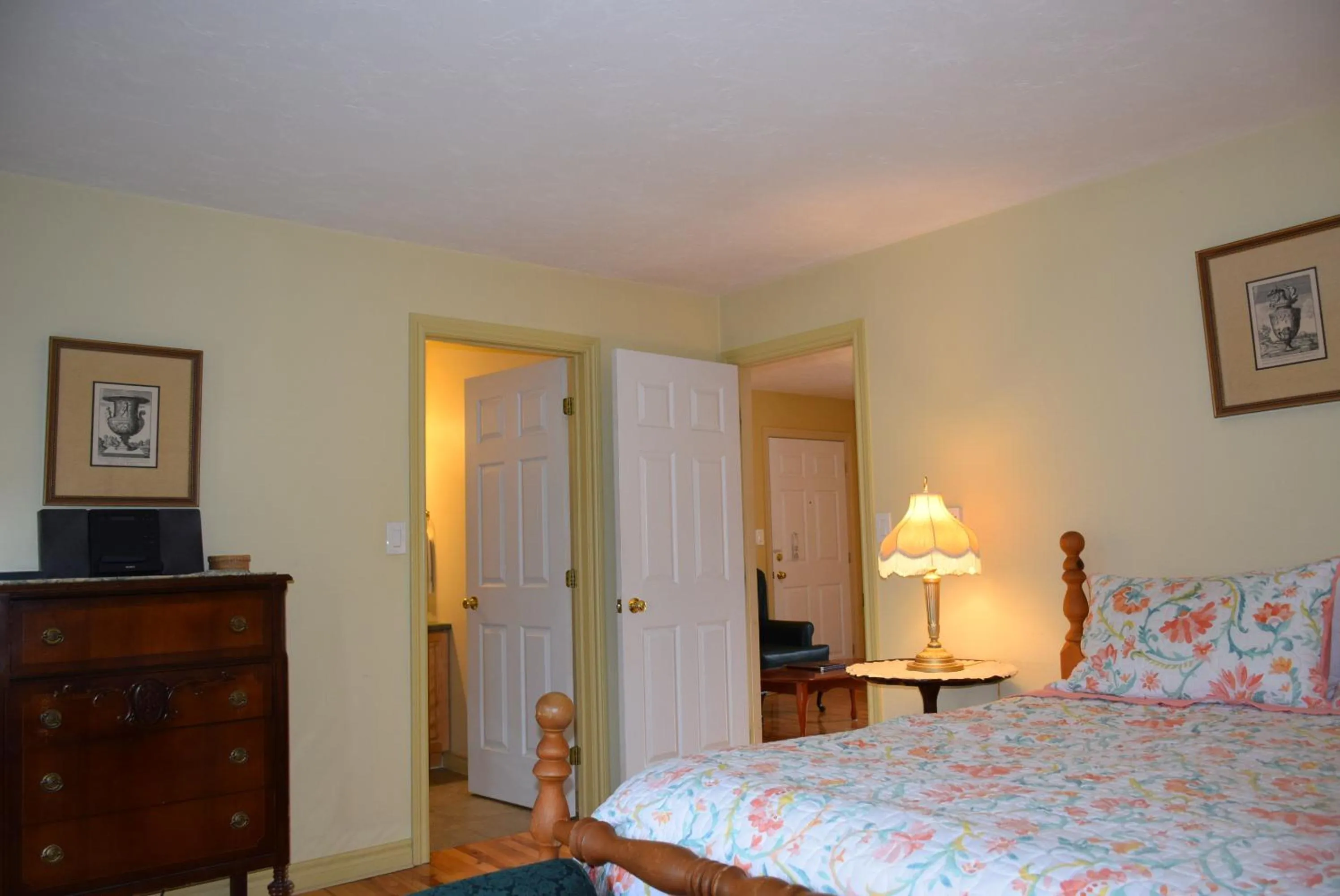 Bed in Auberge Wild Rose Inn