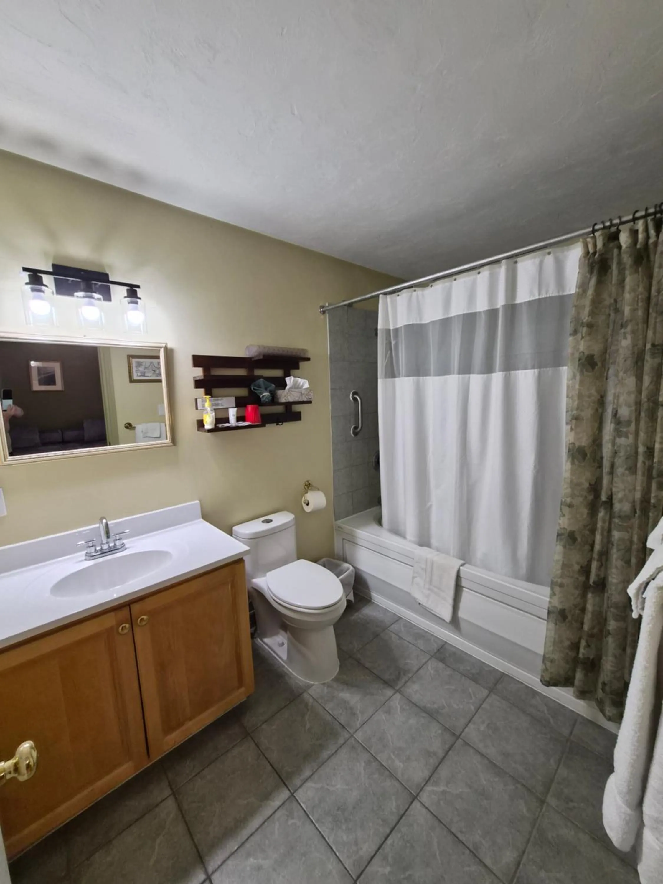 Bathroom in Auberge Wild Rose Inn