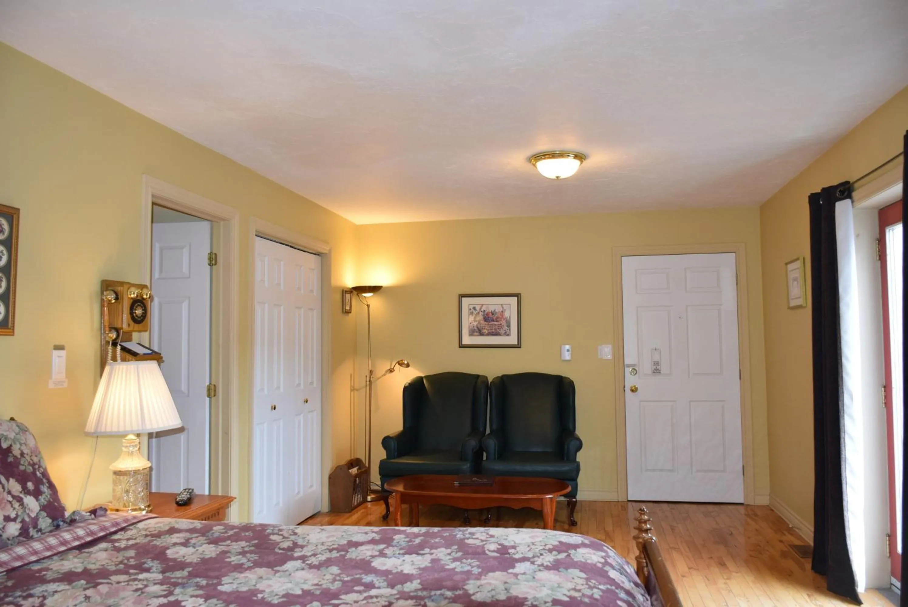 Living room in Auberge Wild Rose Inn