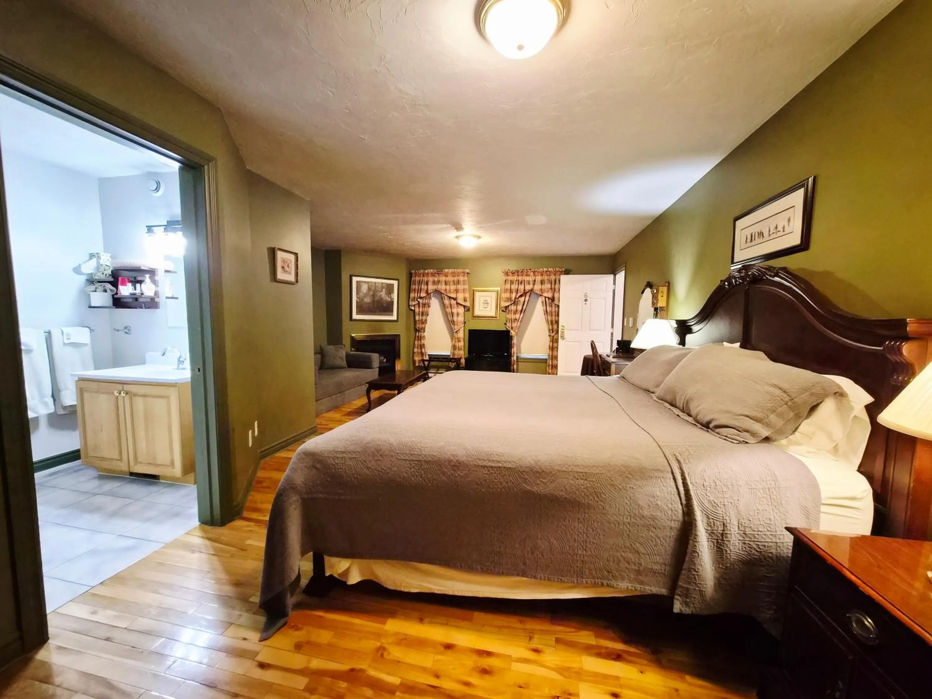 Bedroom, Bed in Auberge Wild Rose Inn