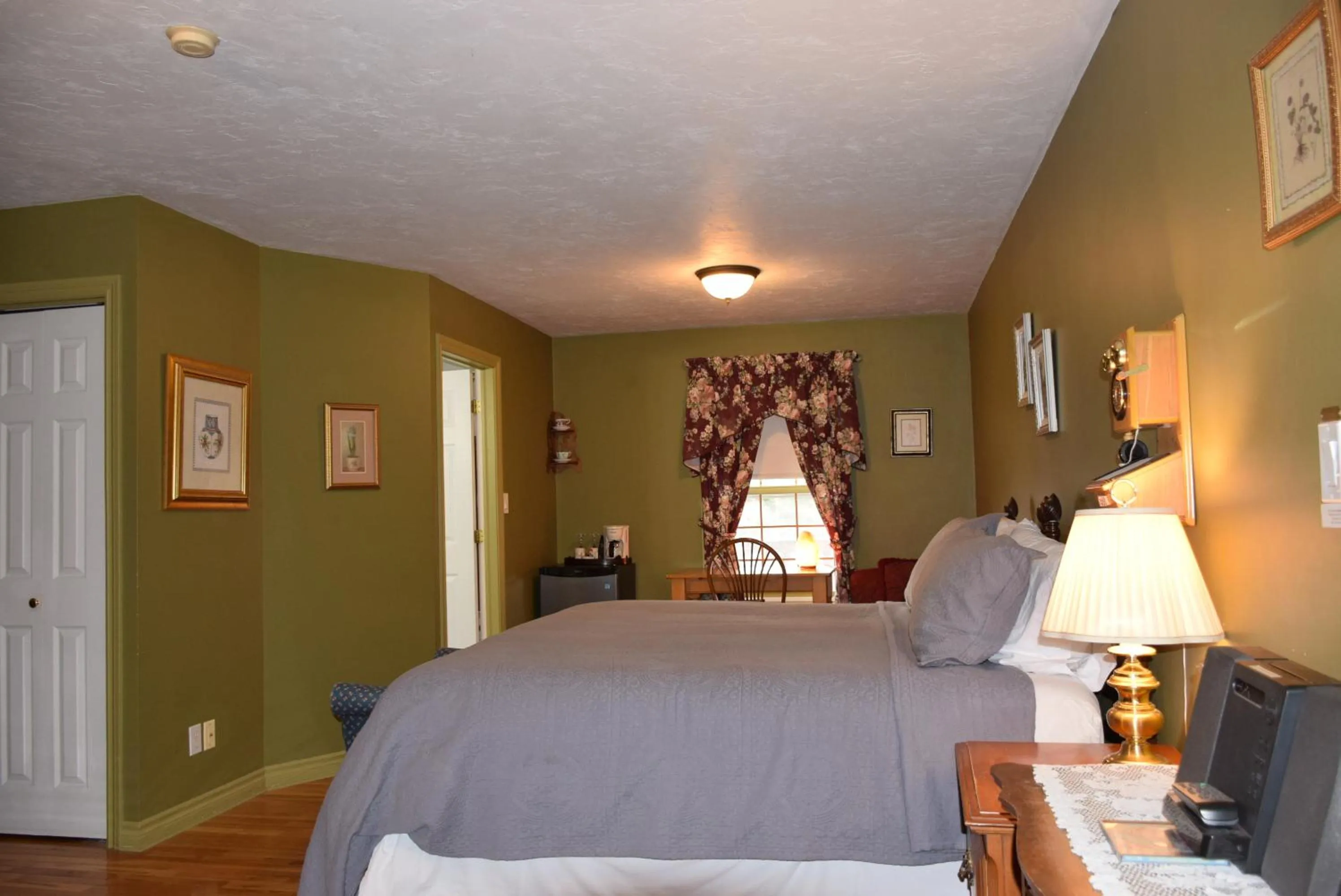 Bedroom, Bed in Auberge Wild Rose Inn