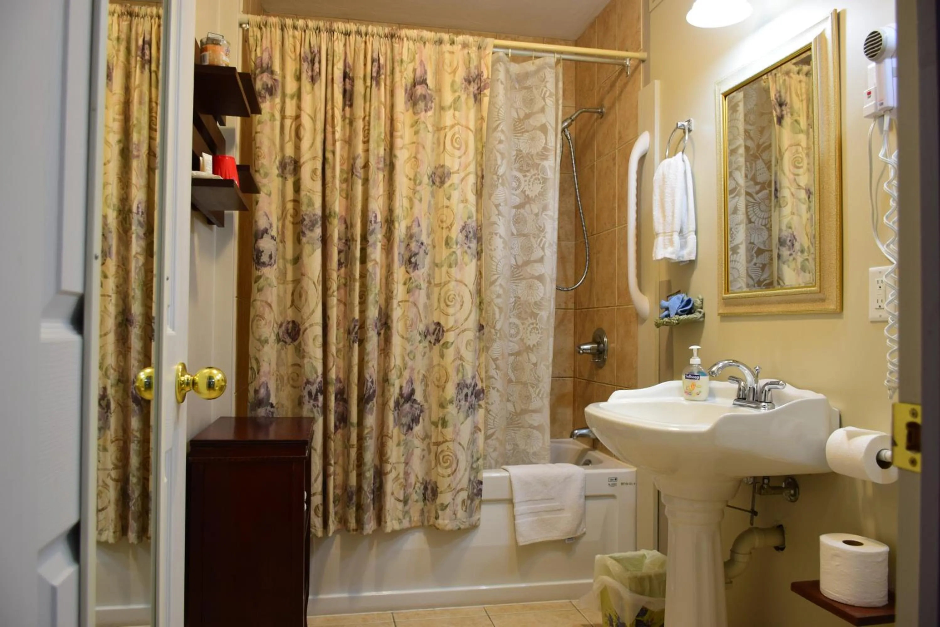 Bathroom in Auberge Wild Rose Inn