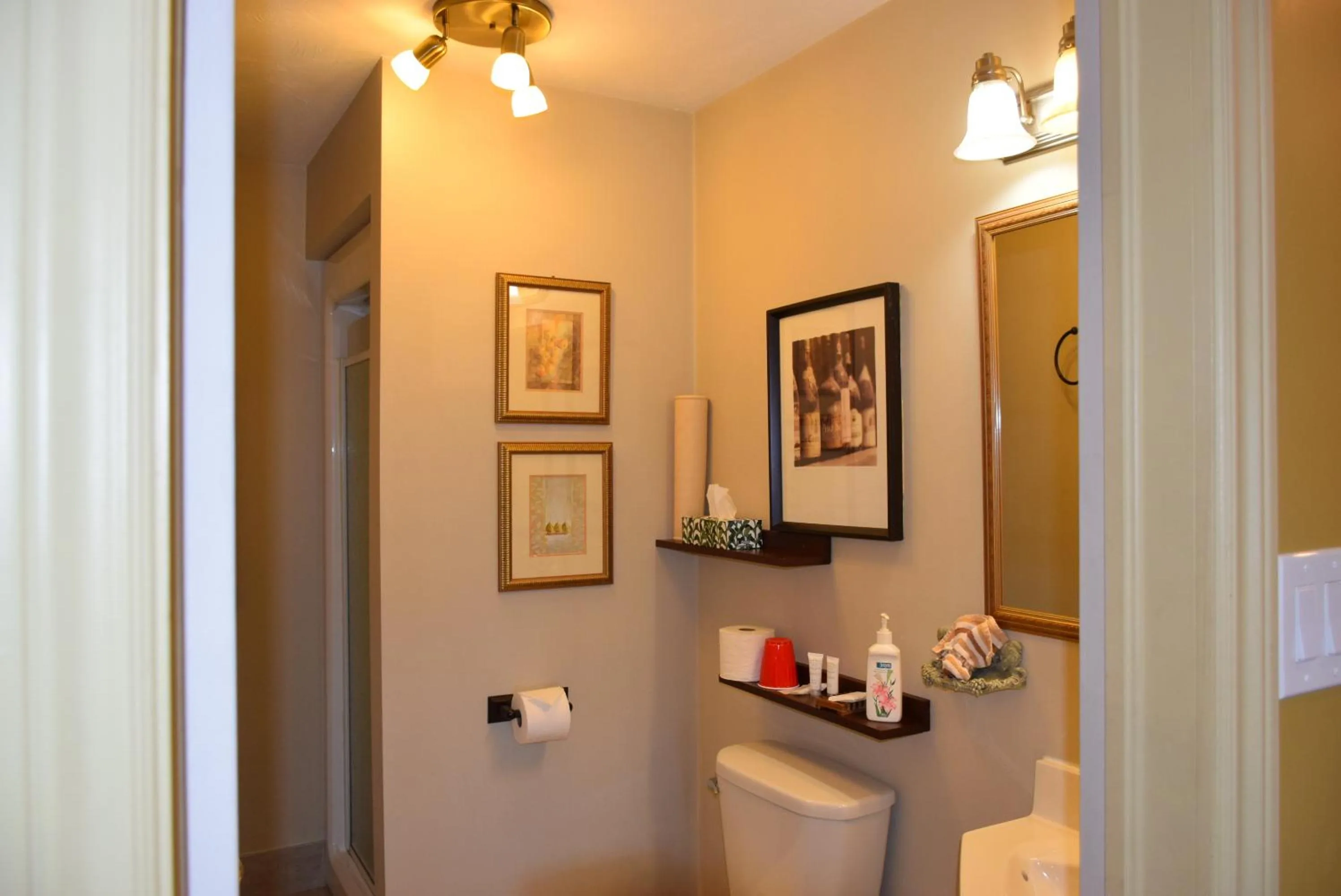 Bathroom in Auberge Wild Rose Inn