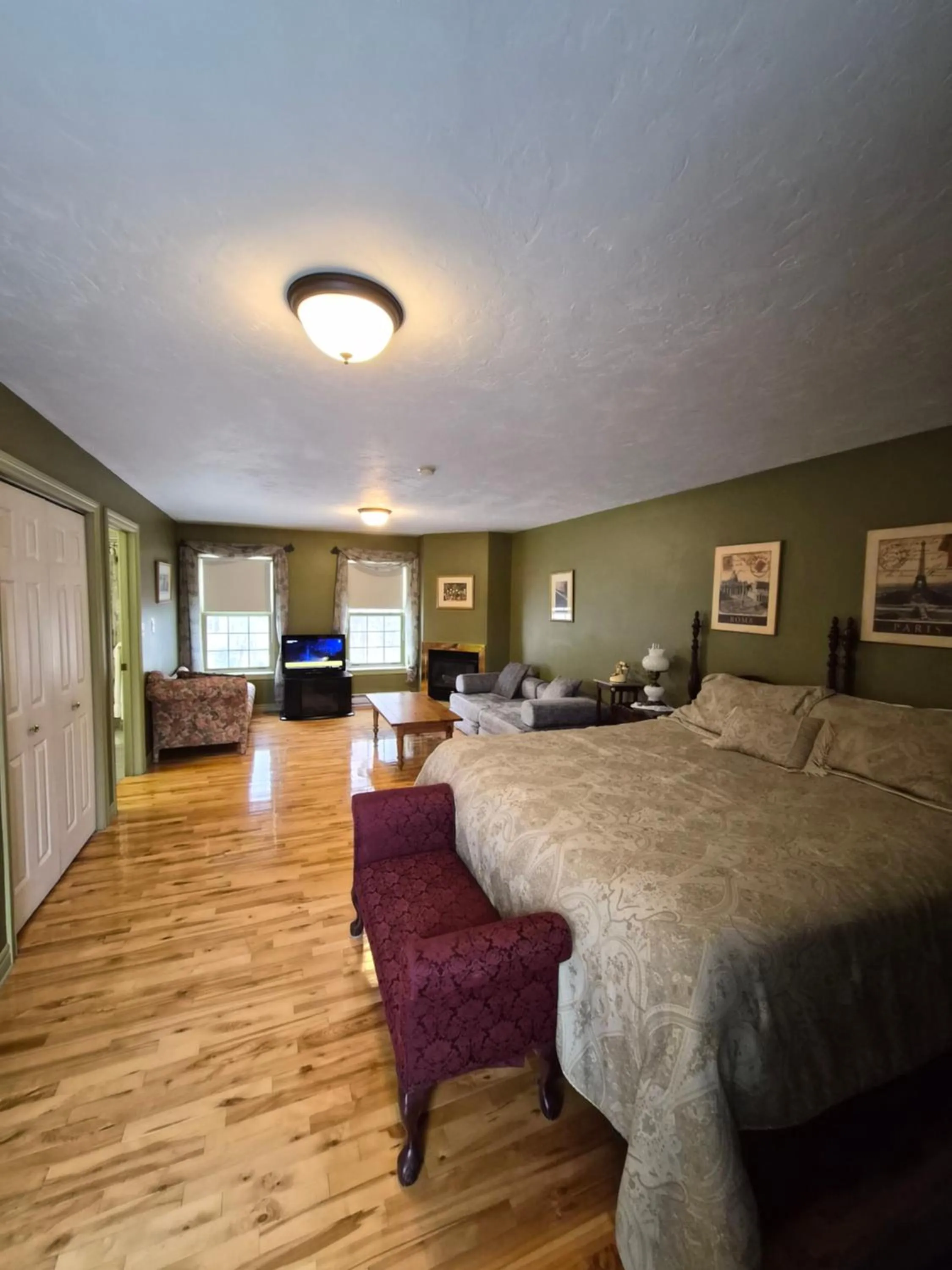 Photo of the whole room, Bed in Auberge Wild Rose Inn